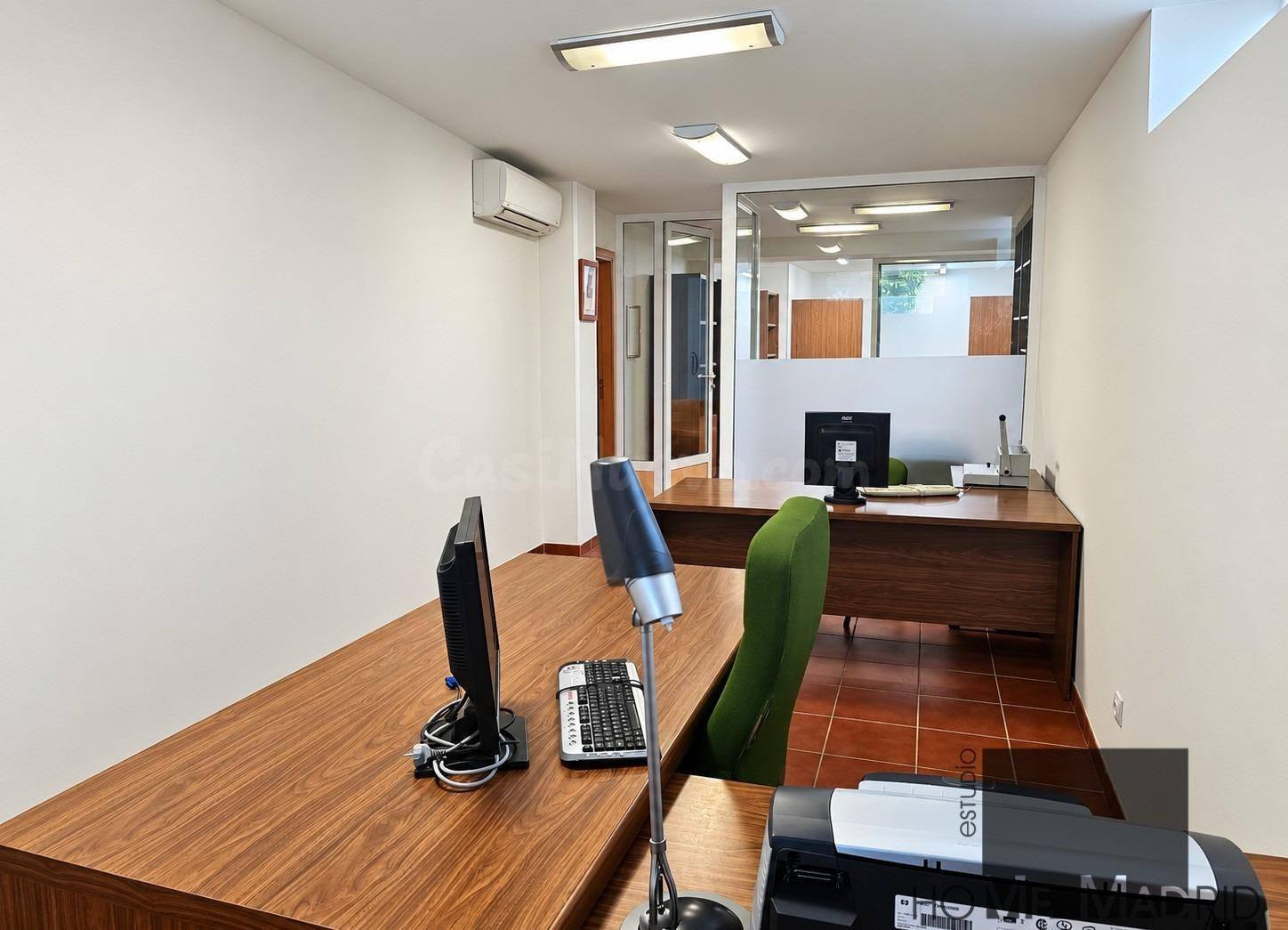 ESTUDIO HOME MADRID ofrece oficina profesional de 52,51 m2, con jardín circundante, en el barrio de Peñagrande.