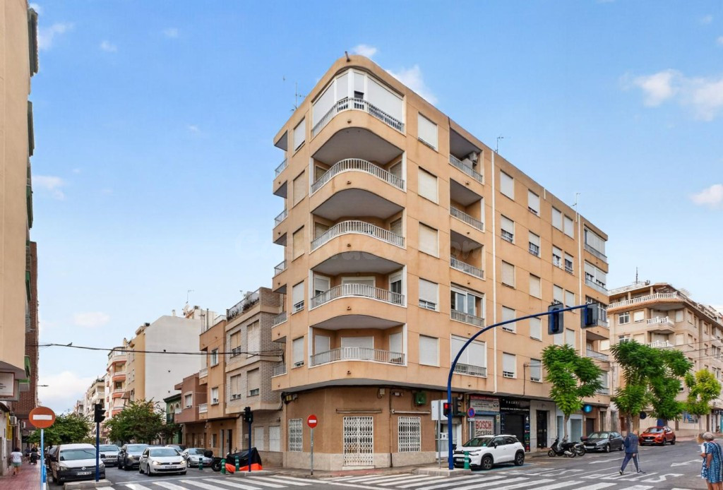 Ático en el centro de Torrevieja con terraza acristalada