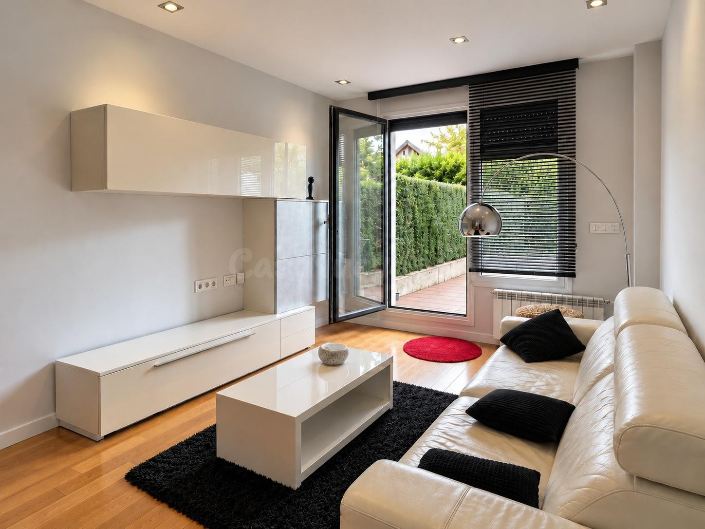 ALQUILER FIJO EN SAN ROMÁN, SANTANDER – BAJO CON TERRAZA, JARDÍN Y PISCINA COMUNITARIA