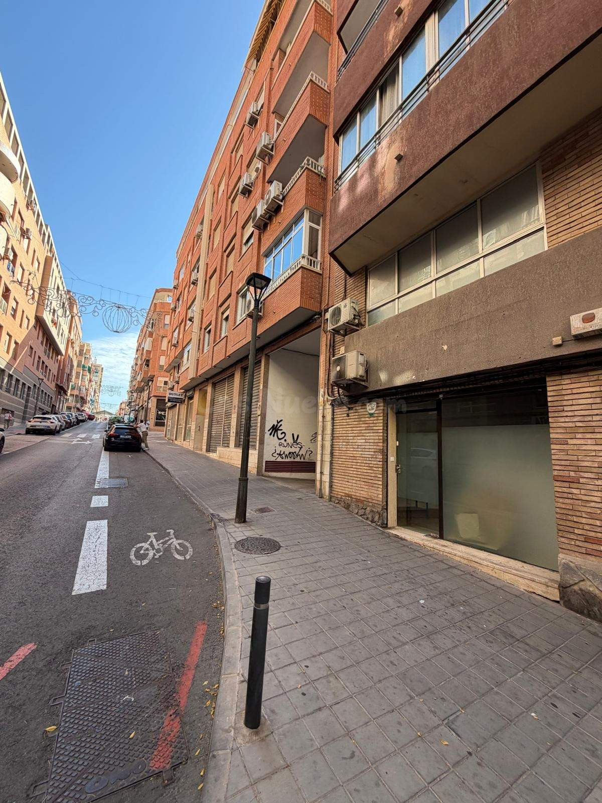 Amplio Local Comercial en la Zona de Santo Domingo, Alicante por solo €140.000