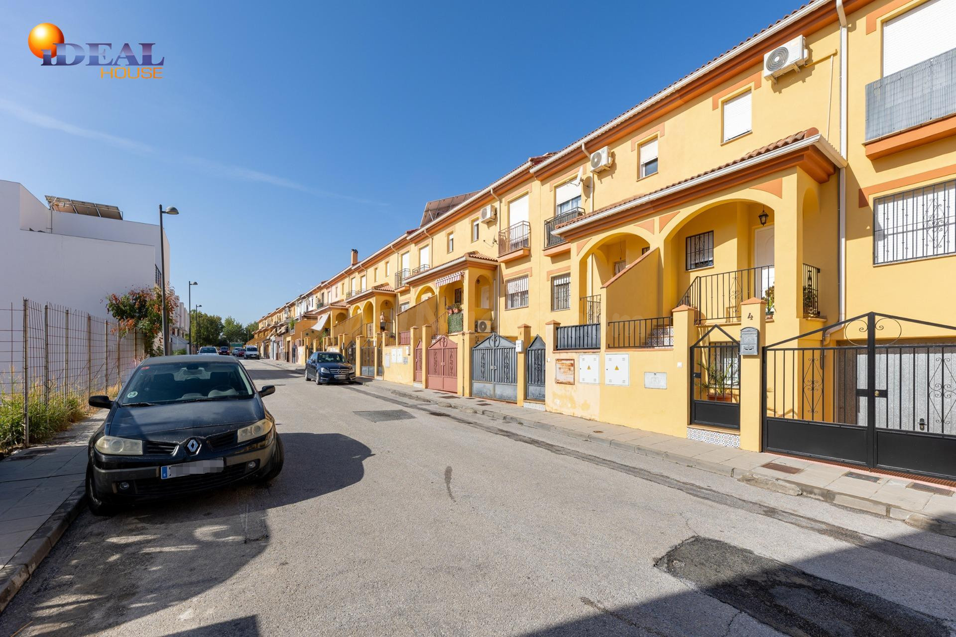 Adosado con Patio y Garaje en Belicena
