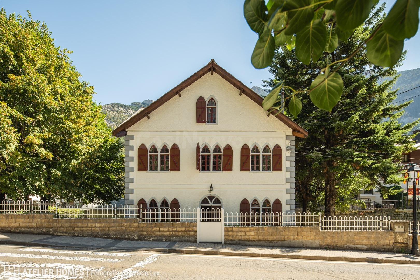 Villa histórica con 900 m2 de jardín en el corazón de Canfranc-Estación