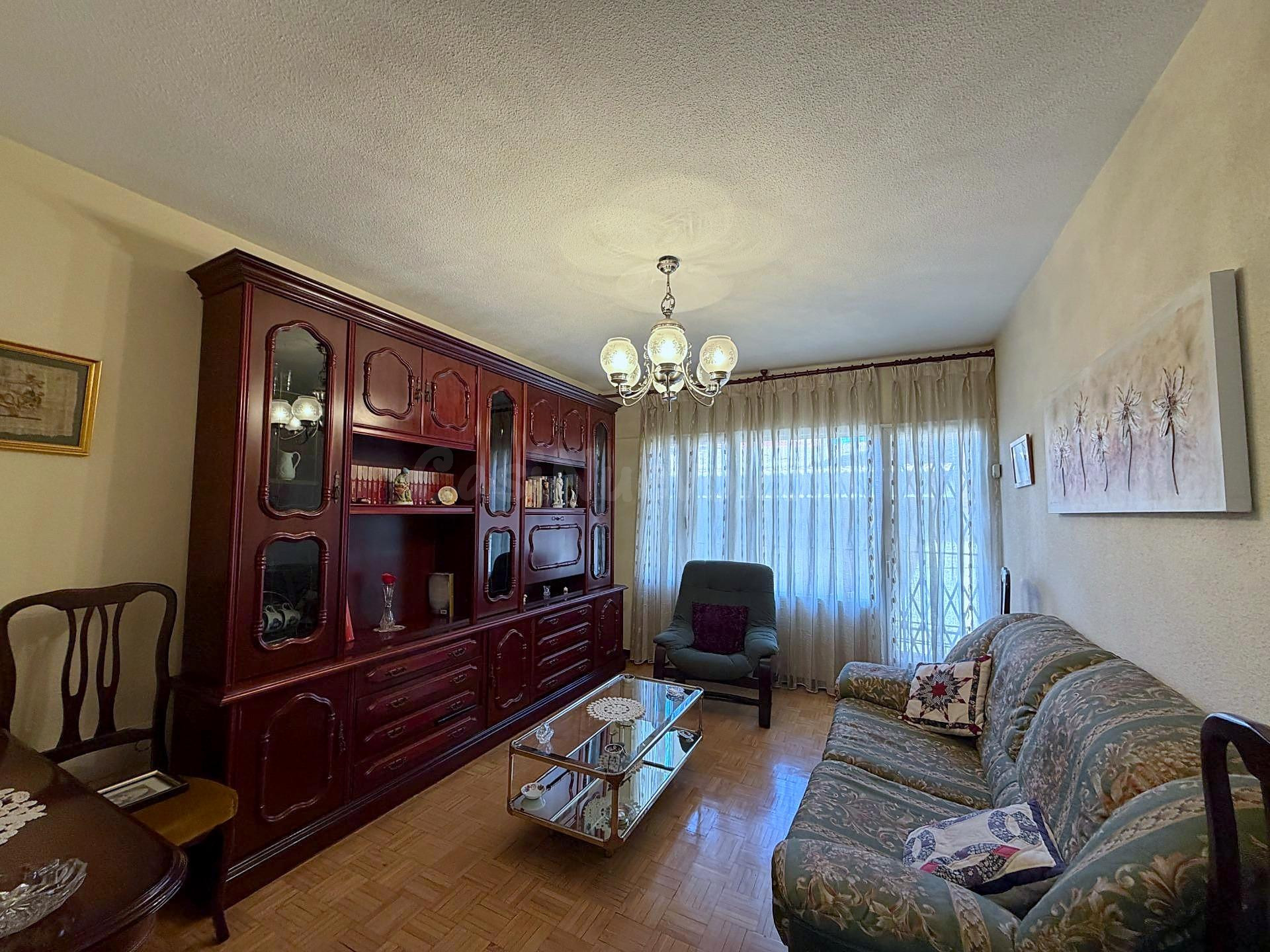 ¡A 1 minuto del Metro Carabanchel Alto! Luminosa 1ª planta con terraza y 2 dormitorios