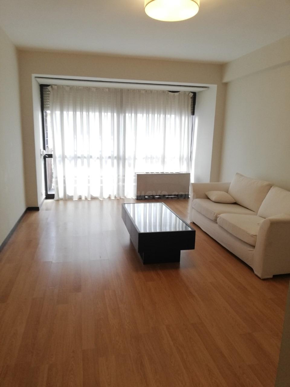 Se alquila estudio exterior, amplio, luminoso con terraza y piscina