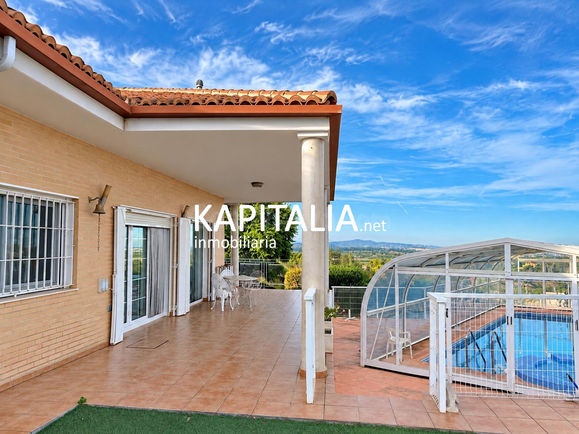 Chalet en VENTA en San Cristóbal, Alberic, con piscina privada cubierta, jardín y parcela de más de 1.000 m2