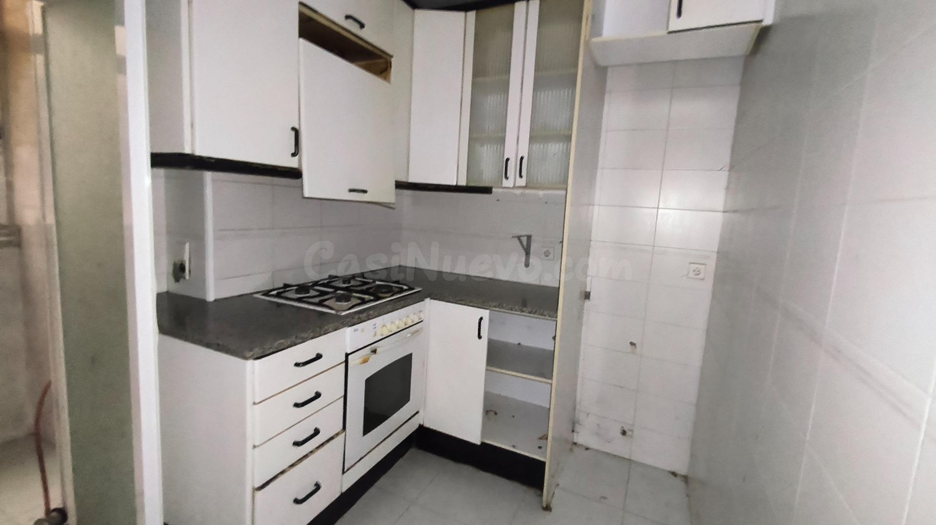 ¡Piso de 4 habitaciones con balcón y muchas posibilidades en Bellavista!