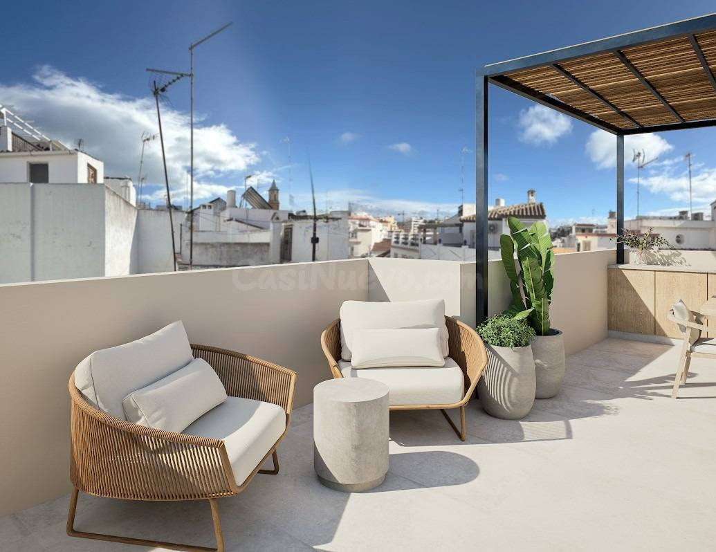 Exclusiva casa mata reformada con terraza y solárium privado en el casco antiguo de Estepona
