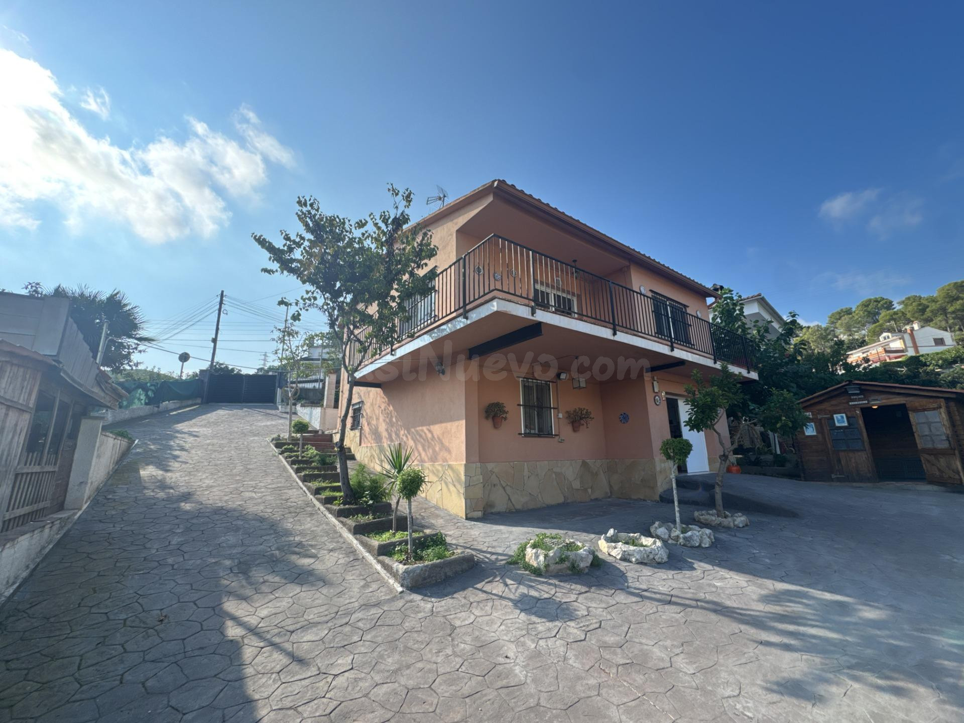 Casa con vistas, amplio espacio exterior y múltiples posibil