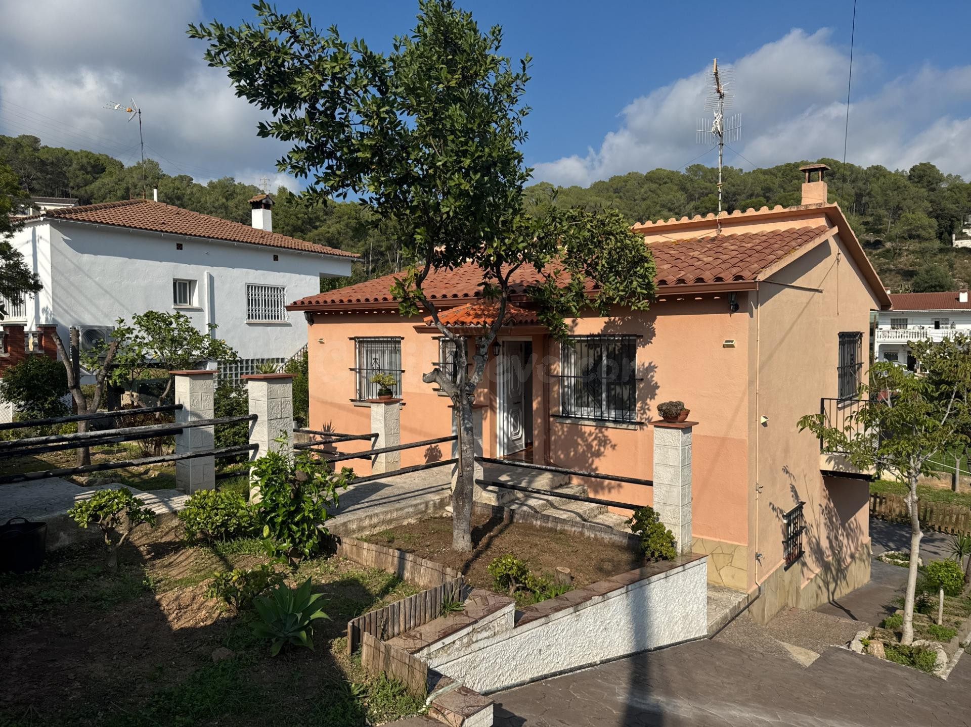 Casa con vistas, amplio espacio exterior y múltiples posibil - foto 2