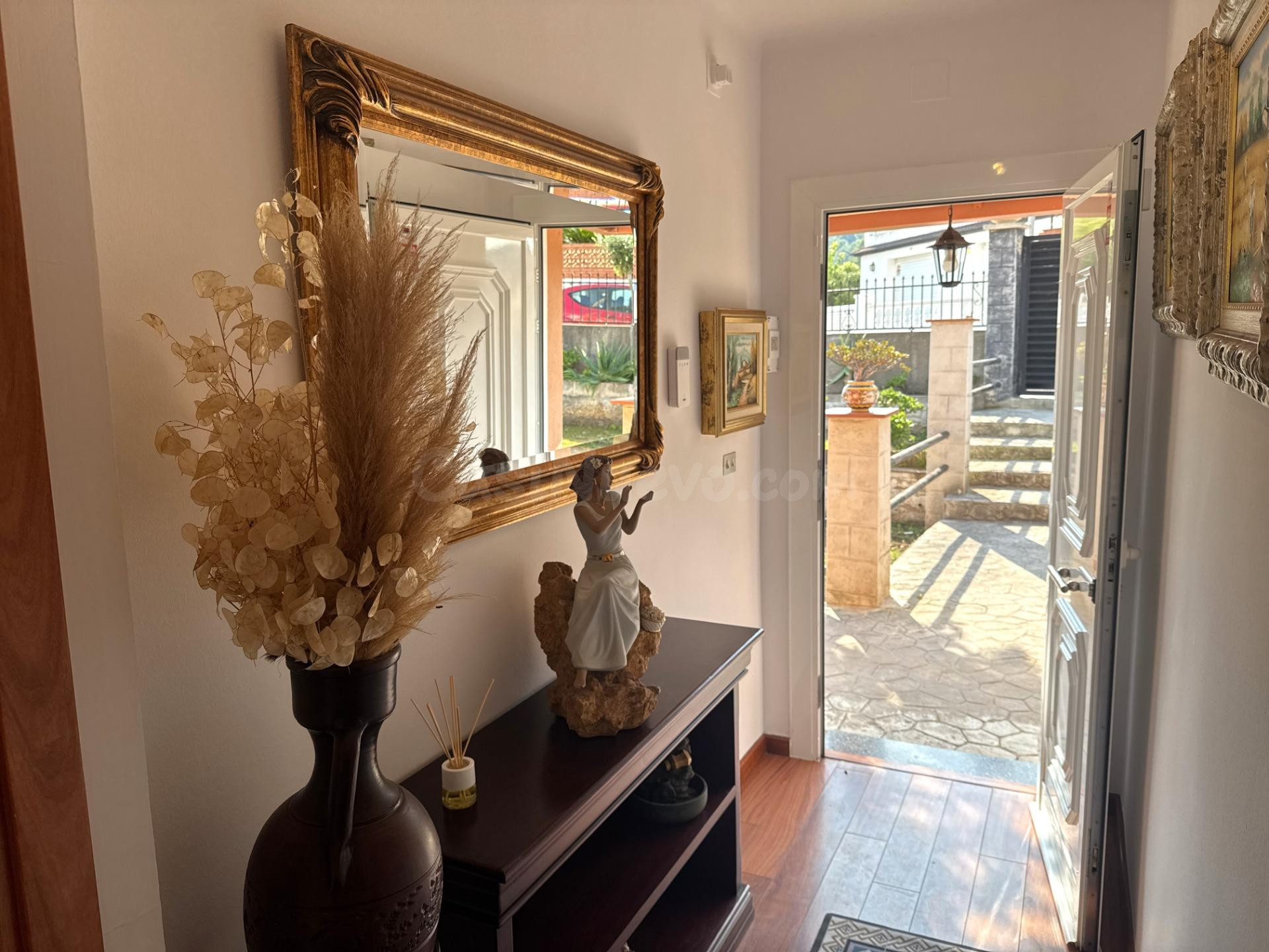 Casa con vistas, amplio espacio exterior y múltiples posibil - foto 5