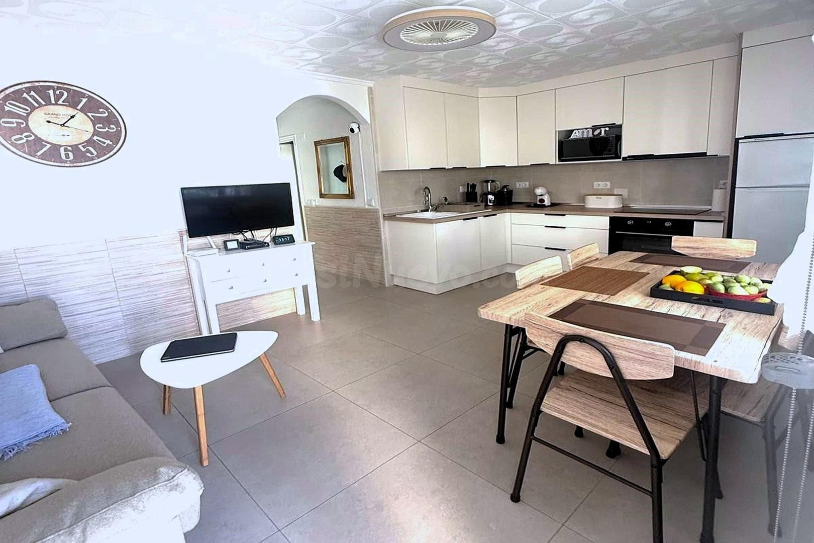 Bungalow reformado con 2 dormitorios, 1 baño y una amplia terraza frontal. Zona tranquila cerca de colegios y con buenas conexiones de transporte público.