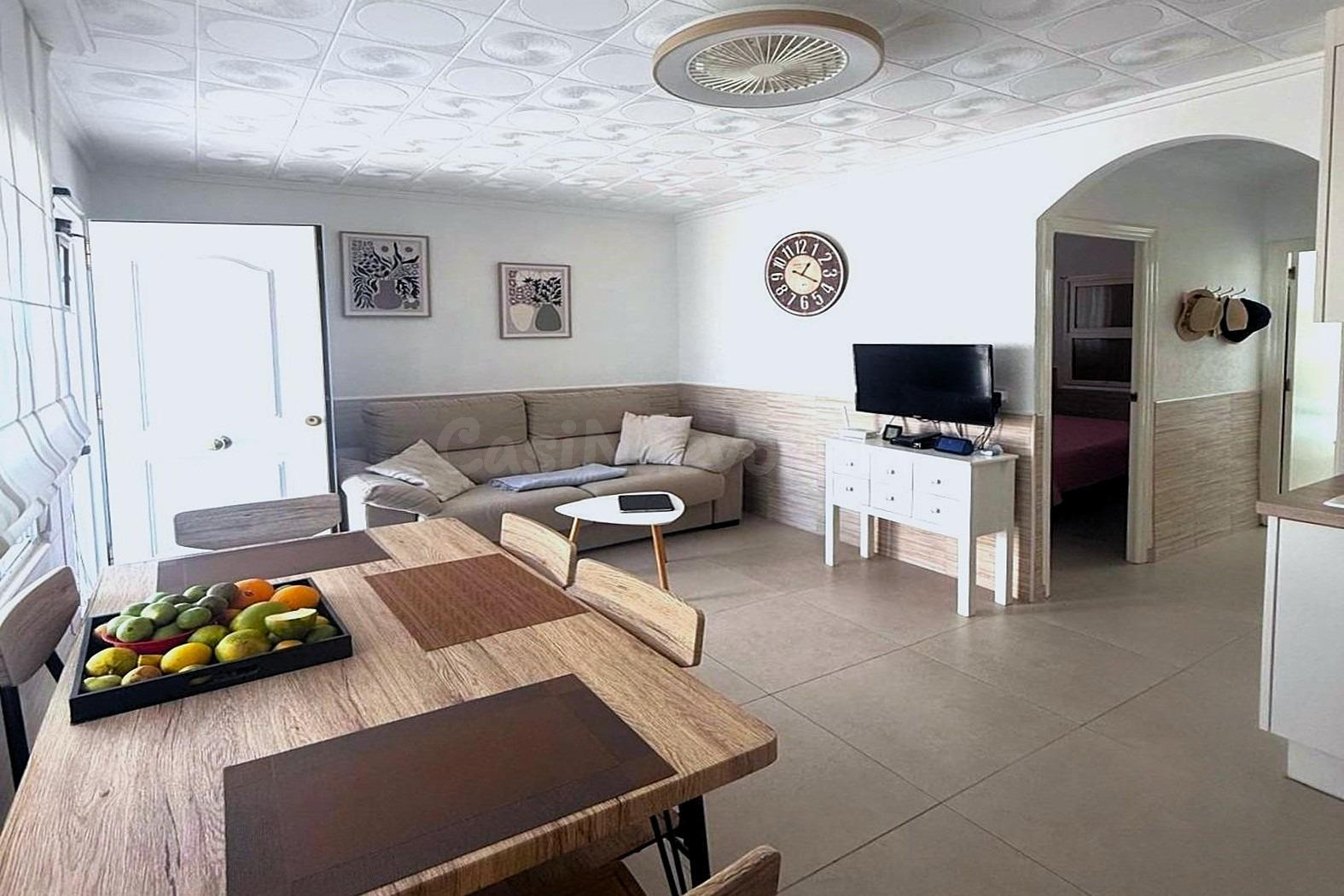 Bungalow reformado con 2 dormitorios, 1 baño y una amplia terraza frontal. Zona tranquila cerca de colegios y con buenas conexiones de transporte público. - foto 2