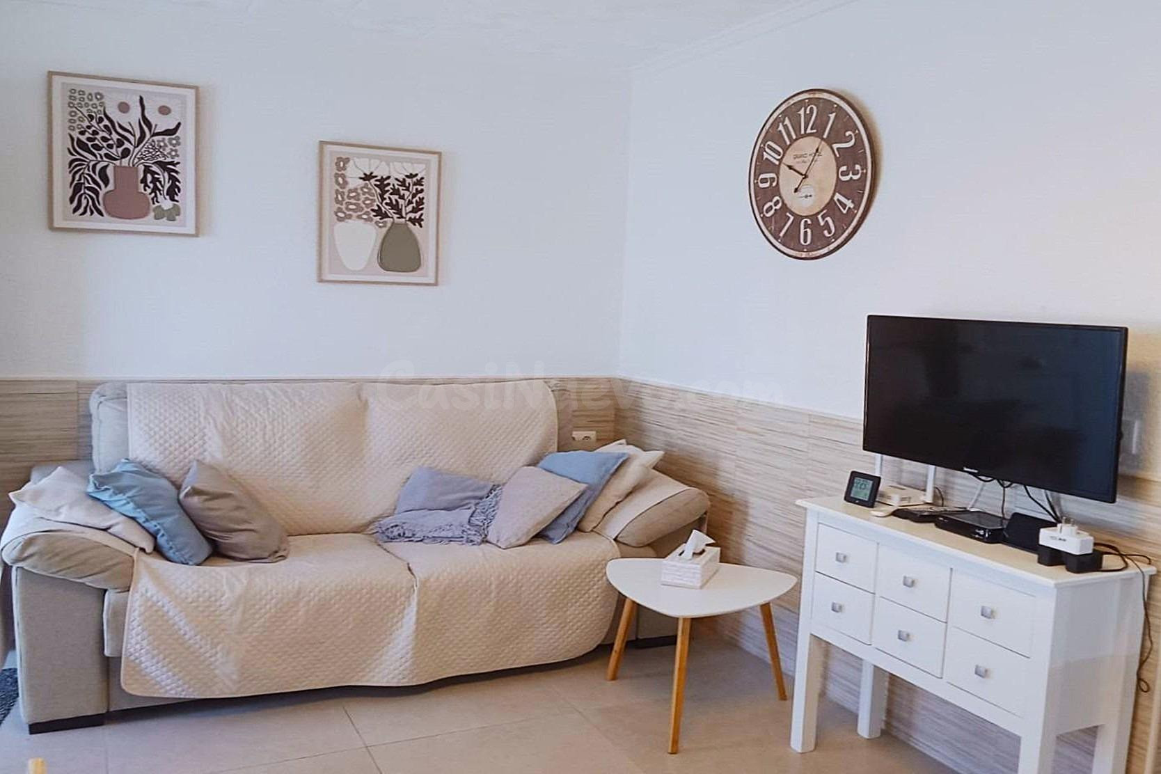 Bungalow reformado con 2 dormitorios, 1 baño y una amplia terraza frontal. Zona tranquila cerca de colegios y con buenas conexiones de transporte público. - foto 3