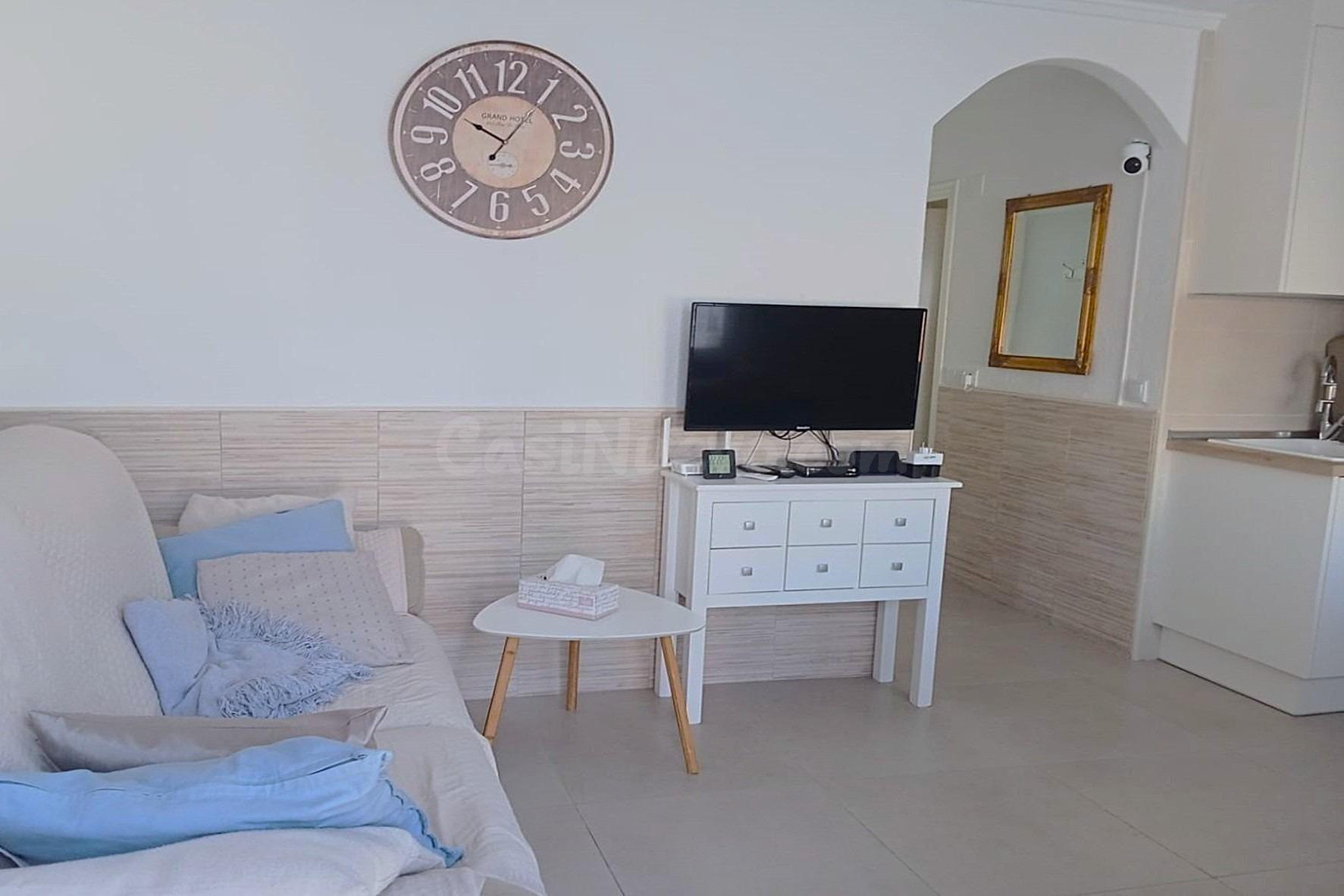 Bungalow reformado con 2 dormitorios, 1 baño y una amplia terraza frontal. Zona tranquila cerca de colegios y con buenas conexiones de transporte público. - foto 4