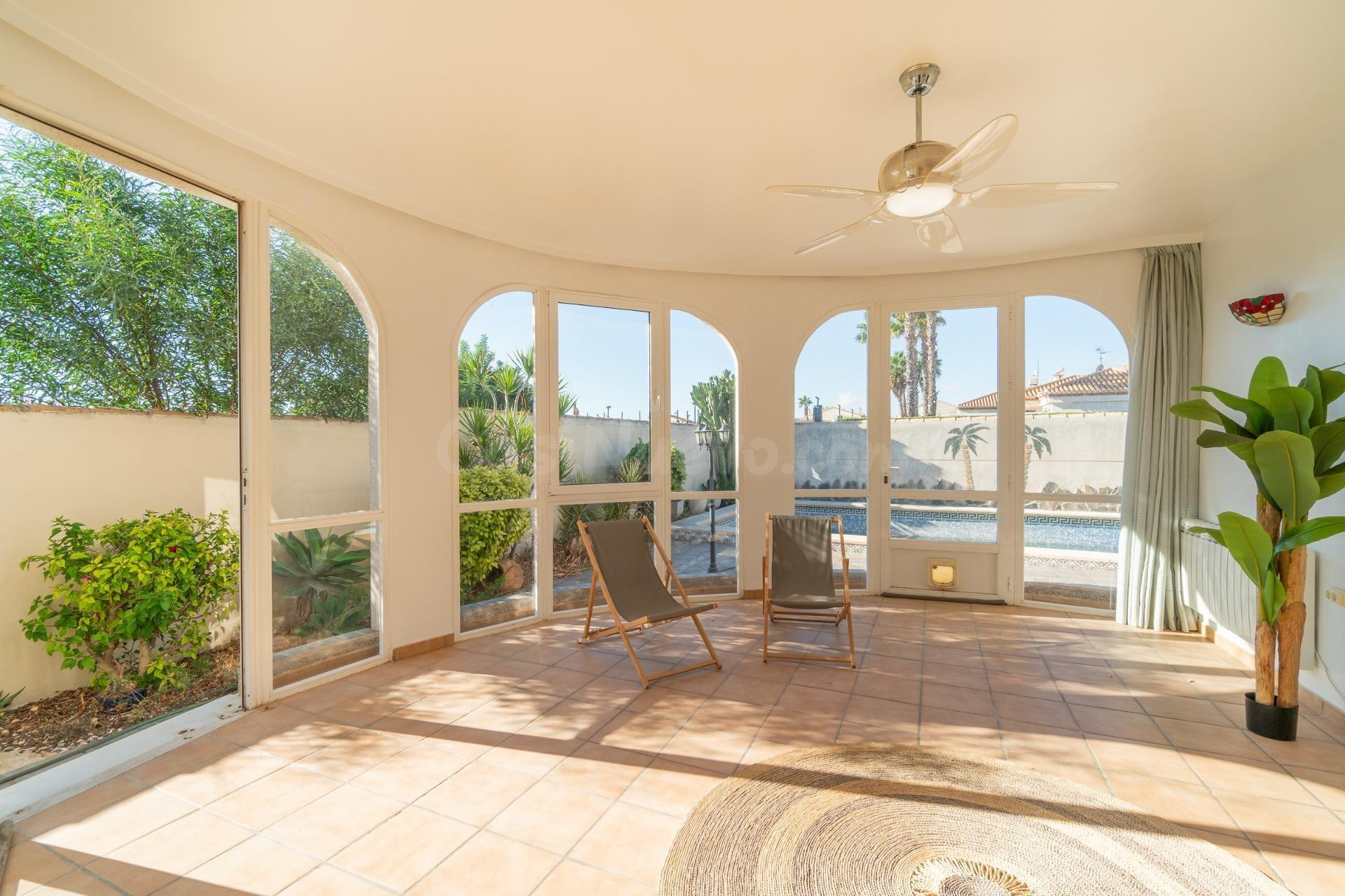 Maravillosa villa de una sola planta (aprox. 161 m2) con gran piscina privada. Cerca de colegios, del La Zenia Boulevard, ¡y a tan solo 15 minutos a pie de Playa Flamenca! - foto 3