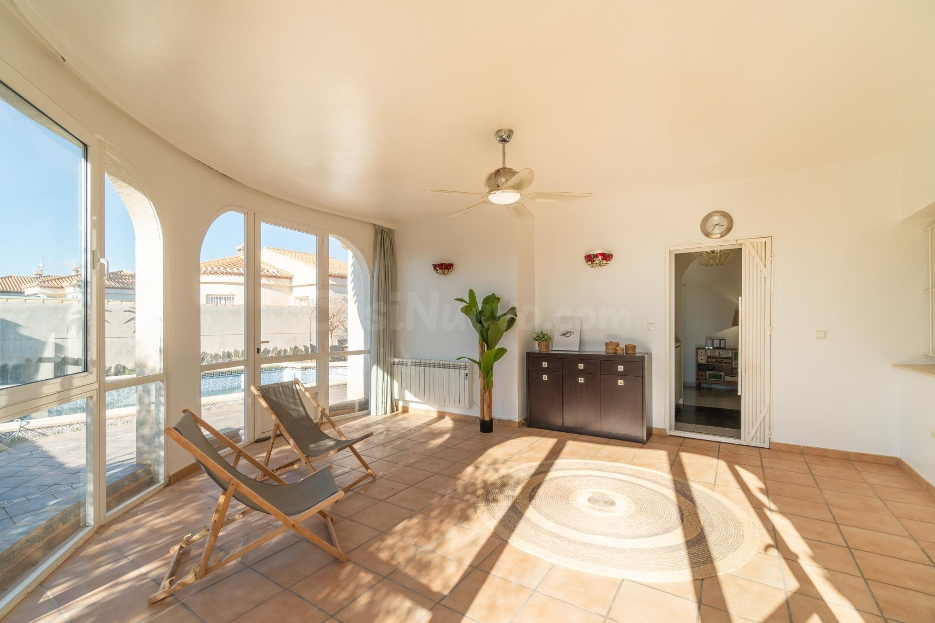 Maravillosa villa de una sola planta (aprox. 161 m2) con gran piscina privada. Cerca de colegios, del La Zenia Boulevard, ¡y a tan solo 15 minutos a pie de Playa Flamenca! - foto 4