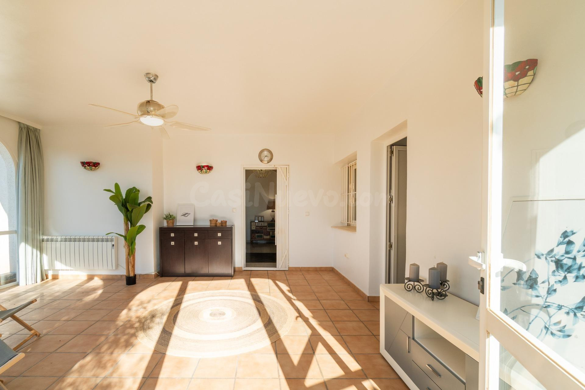 Maravillosa villa de una sola planta (aprox. 161 m2) con gran piscina privada. Cerca de colegios, del La Zenia Boulevard, ¡y a tan solo 15 minutos a pie de Playa Flamenca! - foto 5