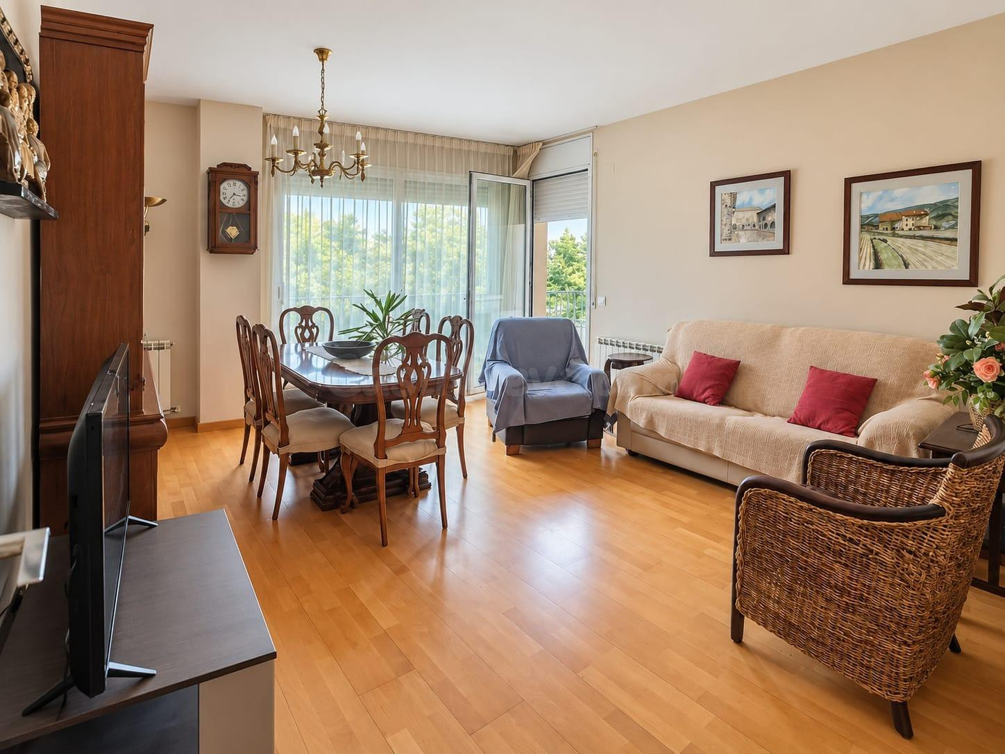PISO EXTERIOR DE 4 habitaciones CON BALCÓN Y PARKING INCLUIDO EN EL CENTRO DE REUS