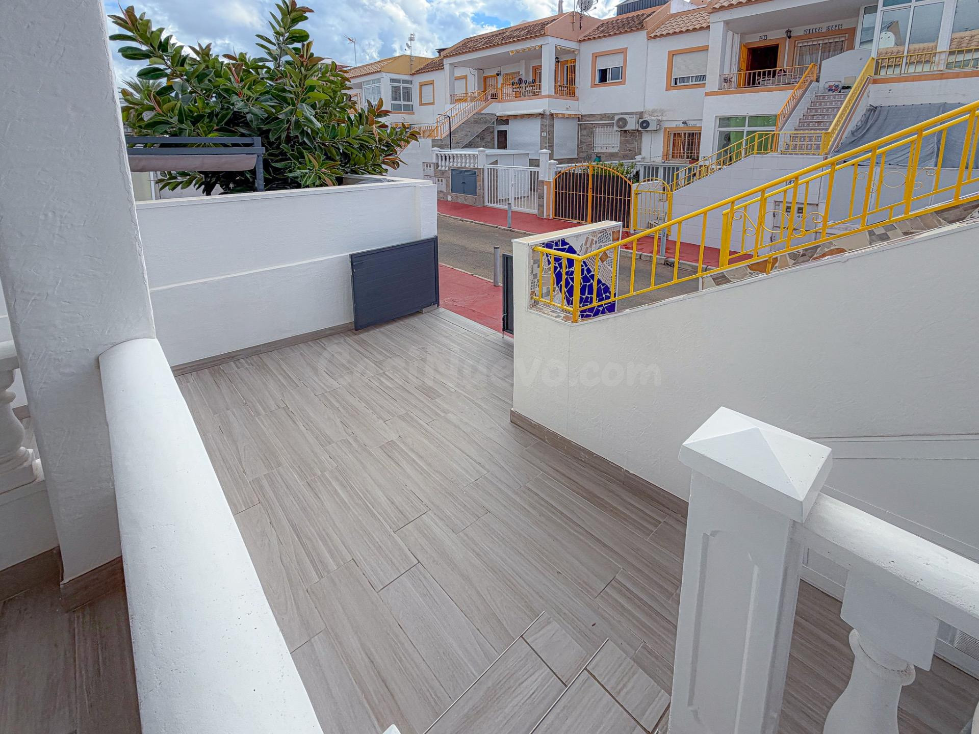 Espectacular bungalow reformado, con amplia terraza y parking para coche dentro de la parcela, en urbanización exclusiva con piscina comunitaria - foto 3