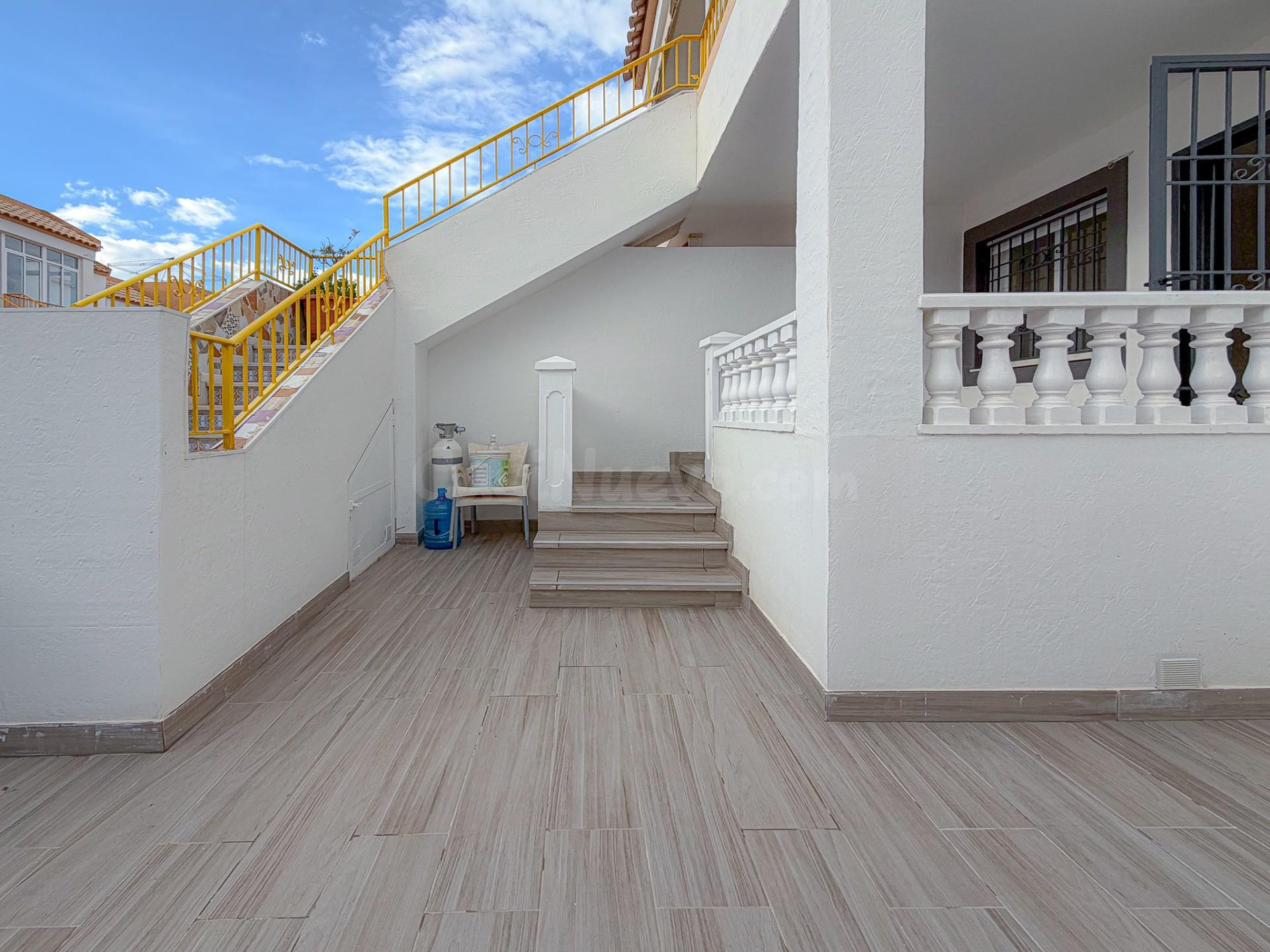 Espectacular bungalow reformado, con amplia terraza y parking para coche dentro de la parcela, en urbanización exclusiva con piscina comunitaria - foto 4