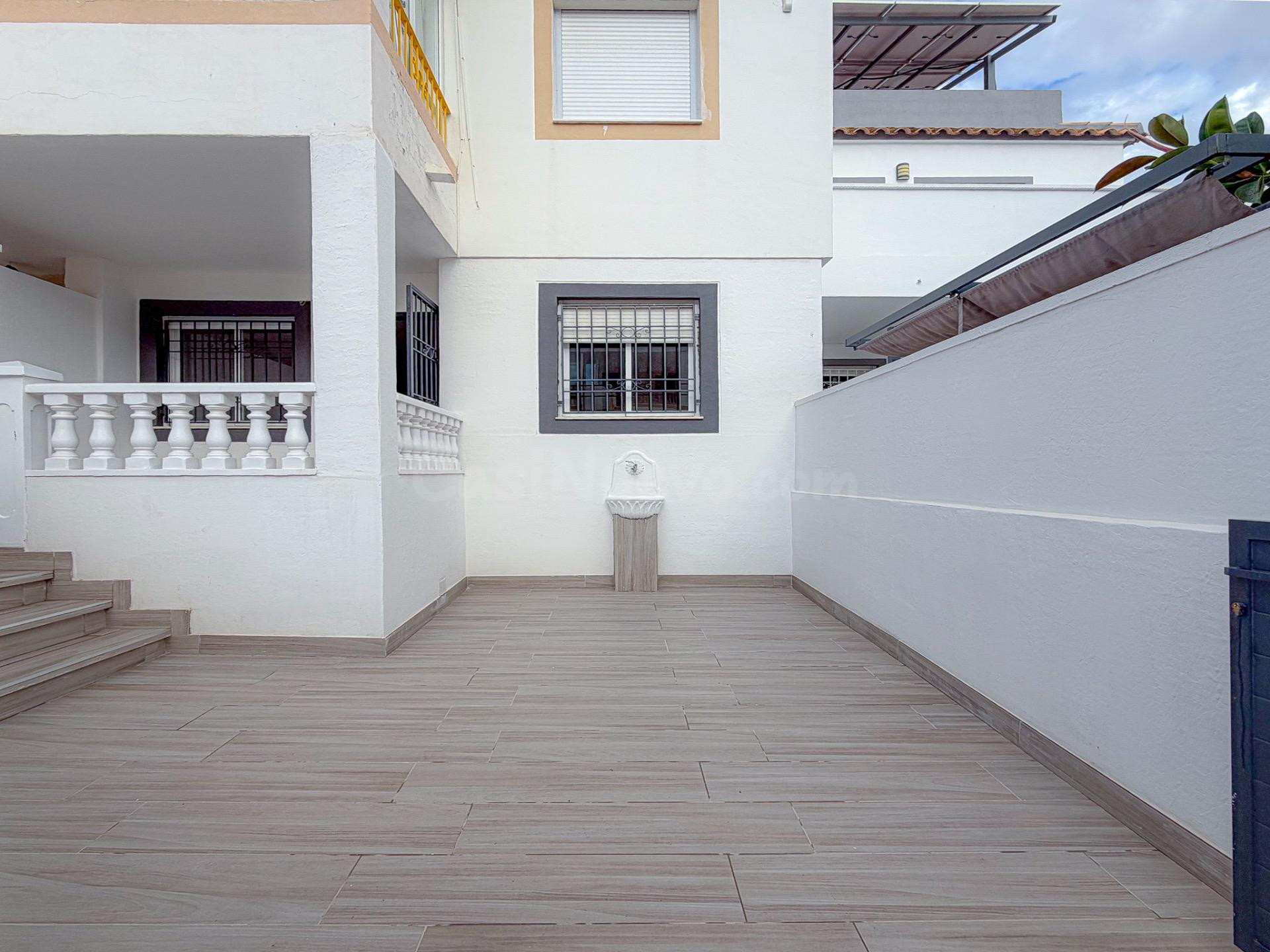 Espectacular bungalow reformado, con amplia terraza y parking para coche dentro de la parcela, en urbanización exclusiva con piscina comunitaria - foto 5