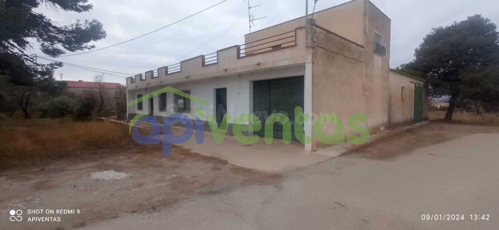 Casa con terreno y nave, LA ESCUCHA