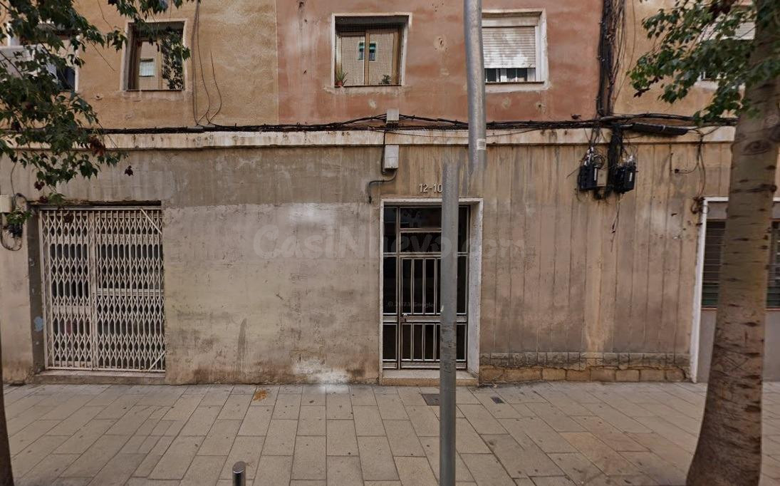 FANTÁSTICO PISO OKUPADO en Calle Cadi 10 de Barcelona (Barcelona).