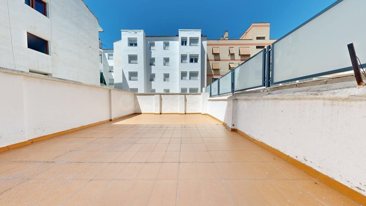 Piso de 89 m2 útiles con AMPLIA TERRAZA DE 40m2!!! Distribuido en cinco dormitorios, salón, cocina con despensa y terraza interior a patio de luces y un baño.
