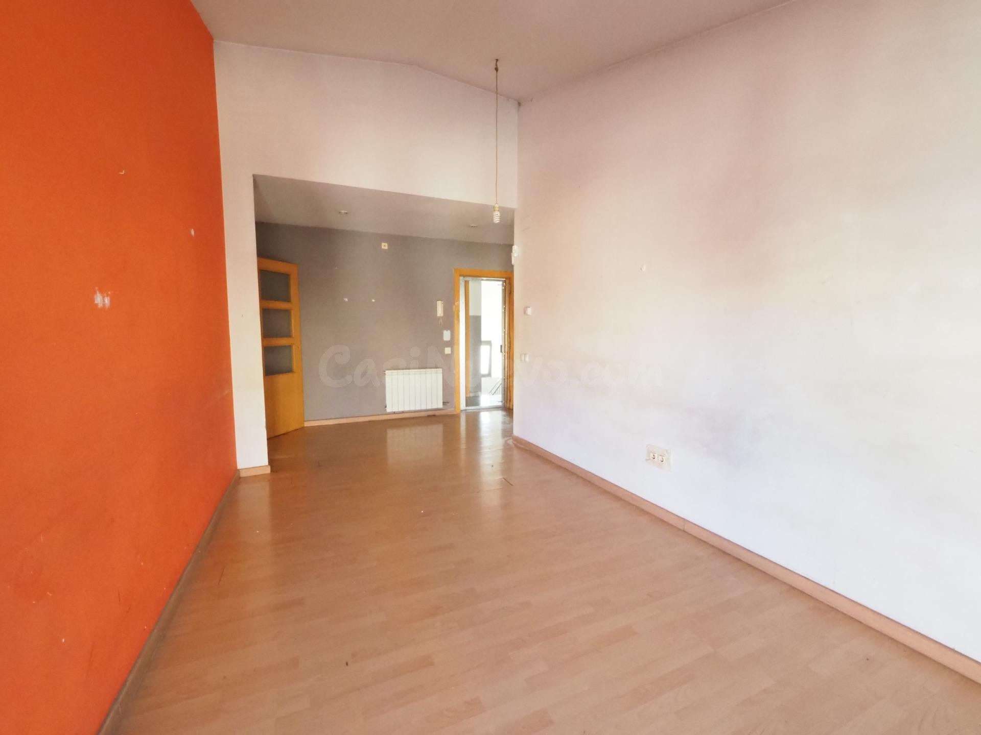 SE VENDE PISO CON PARKING EN MANLLEU - foto 3