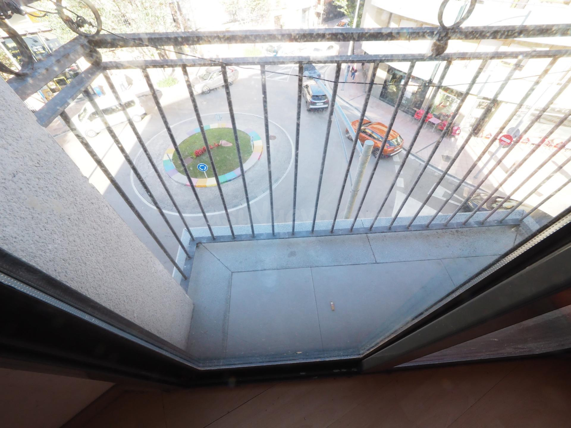SE VENDE PISO CON PARKING EN MANLLEU - foto 4