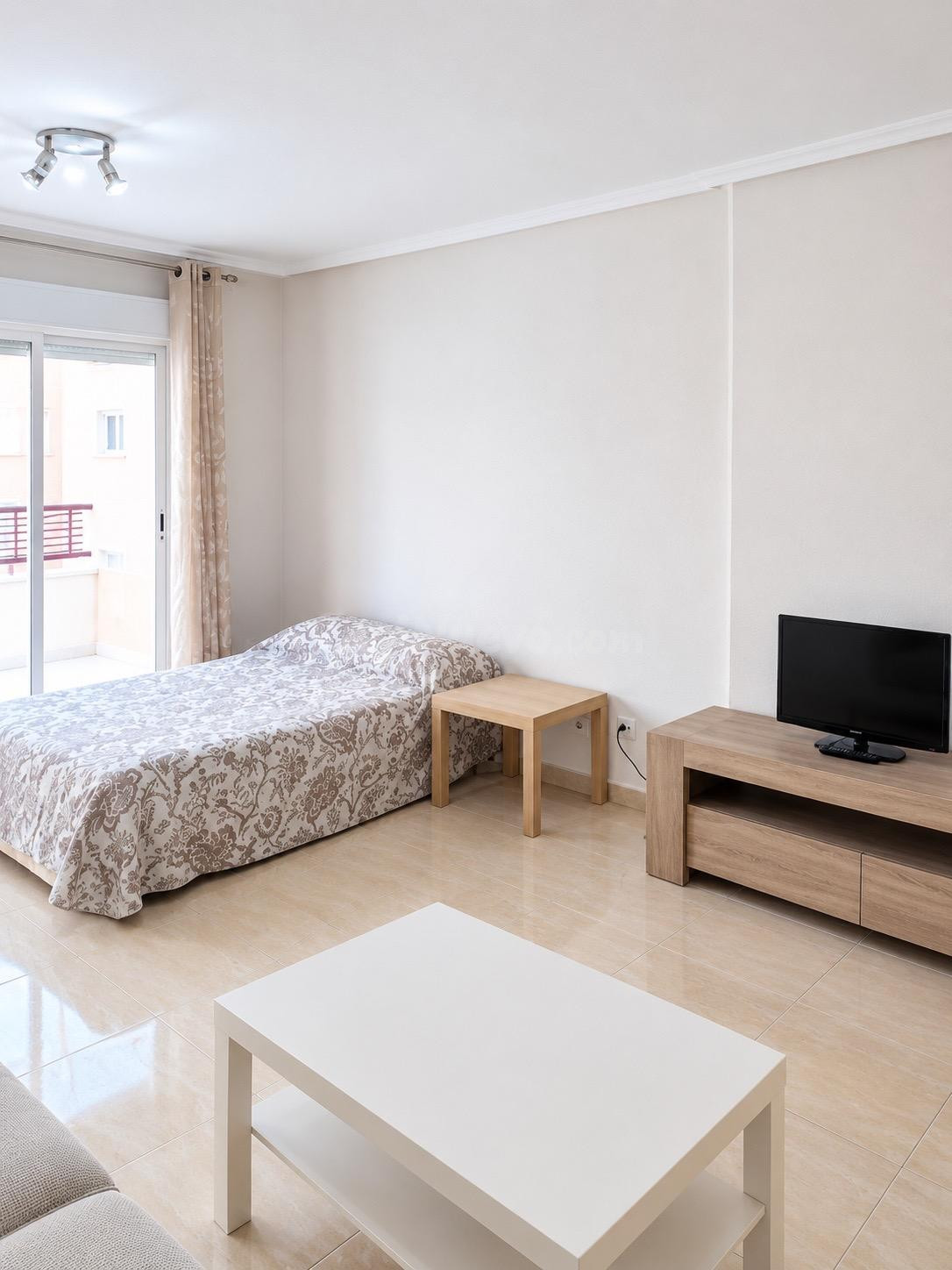 Amplio estudio con terraza  a 400 metros de la Playa de Los Locos, Torrevieja