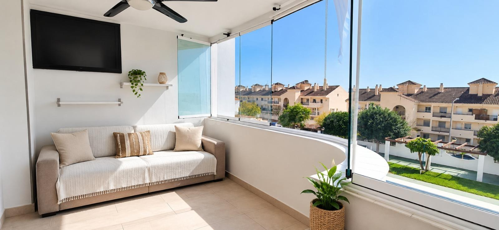 PISO DE 2 DORMITORIOS, AMPLIA TERRAZA, DOS PLAZAS DE GARAJE Y PISCINA COMUNITARIA.