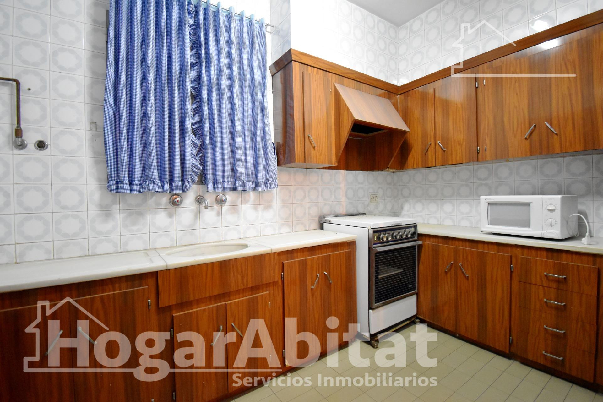 AMPLIA CASA DE PUEBLO CON TERRAZA, BALCÓN Y TRASTERO