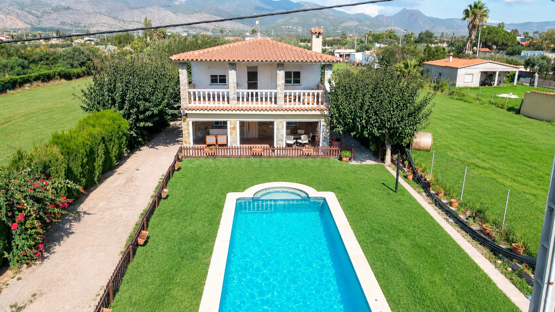 CHALET CON PISCINA Y GRAN PARCELA EN PARTIDA SENILLAR – GRAO DE CASTELLÓN