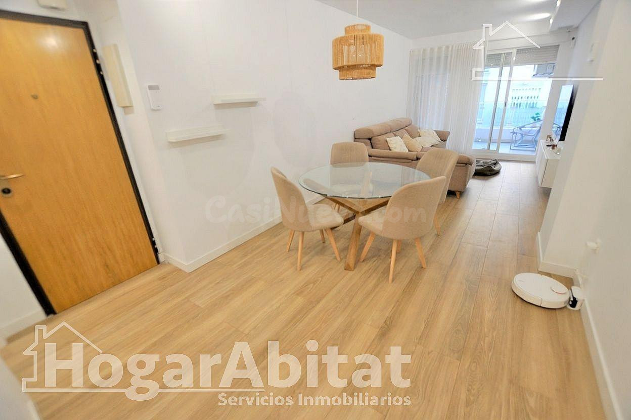 Impecable y reformado en residencial con terraza, piscina y dos plazas de garaje, cerca del centro