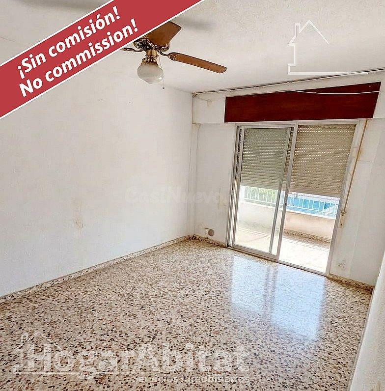 ¡Oportunidad cerca del mar! Acogedor para reformar en residencial con balcón, piscina y dos garajes
