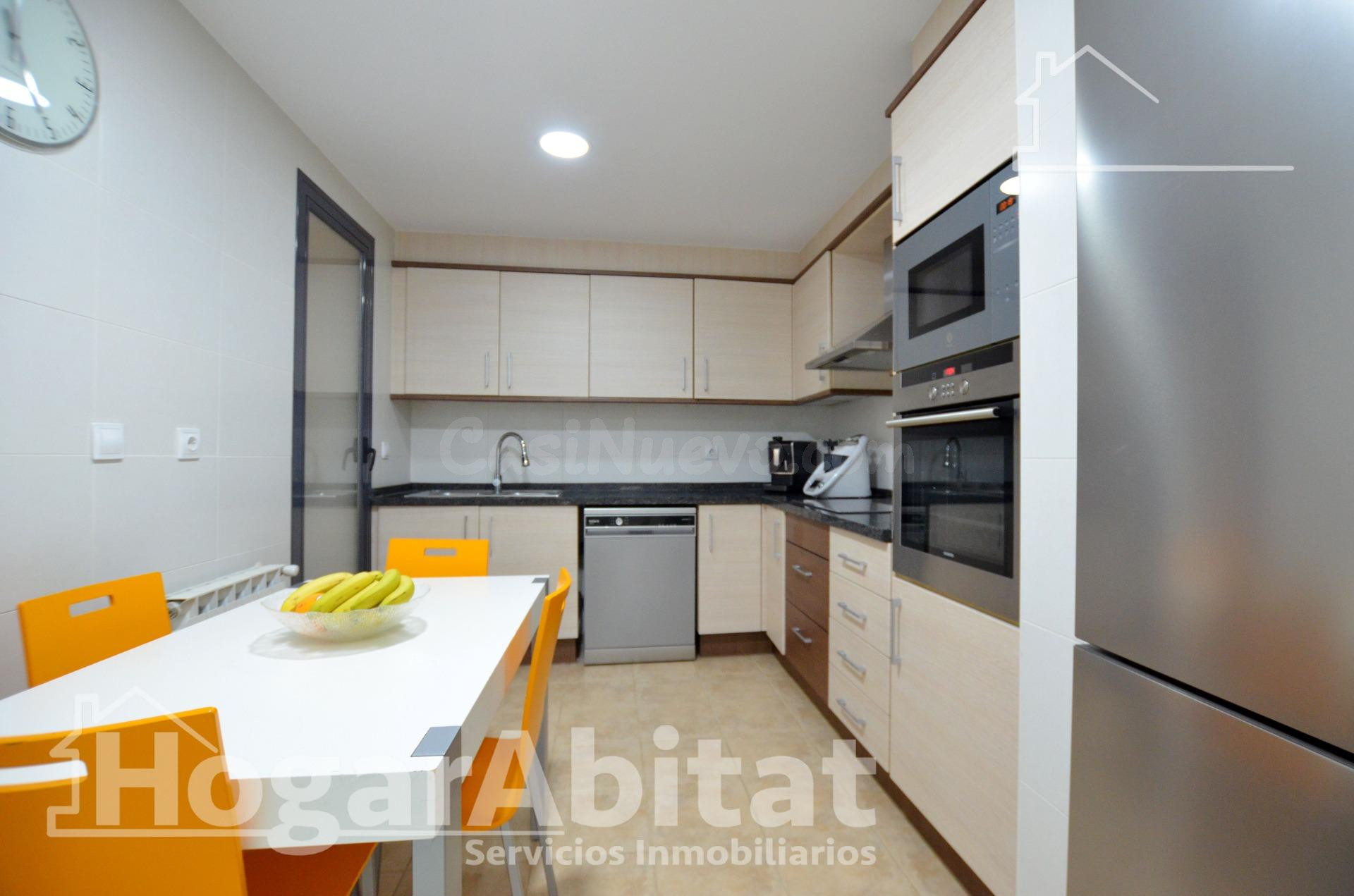 ¡VISTAS DESPEJADAS! AMPLIO, ALTO Y MODERNO CON ASCENSOR Y BALCÓN