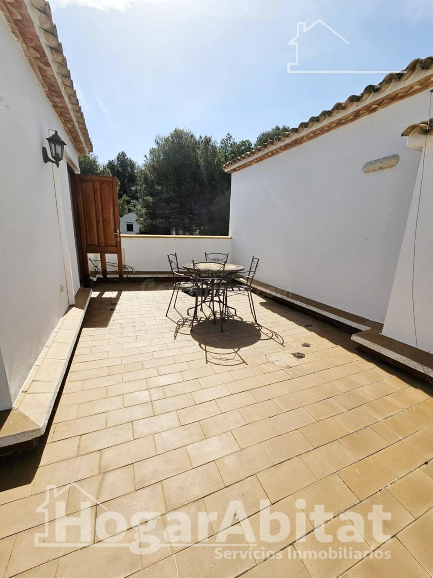 Gran solárium privado y vistas a las piscinas en esta luminosa casa