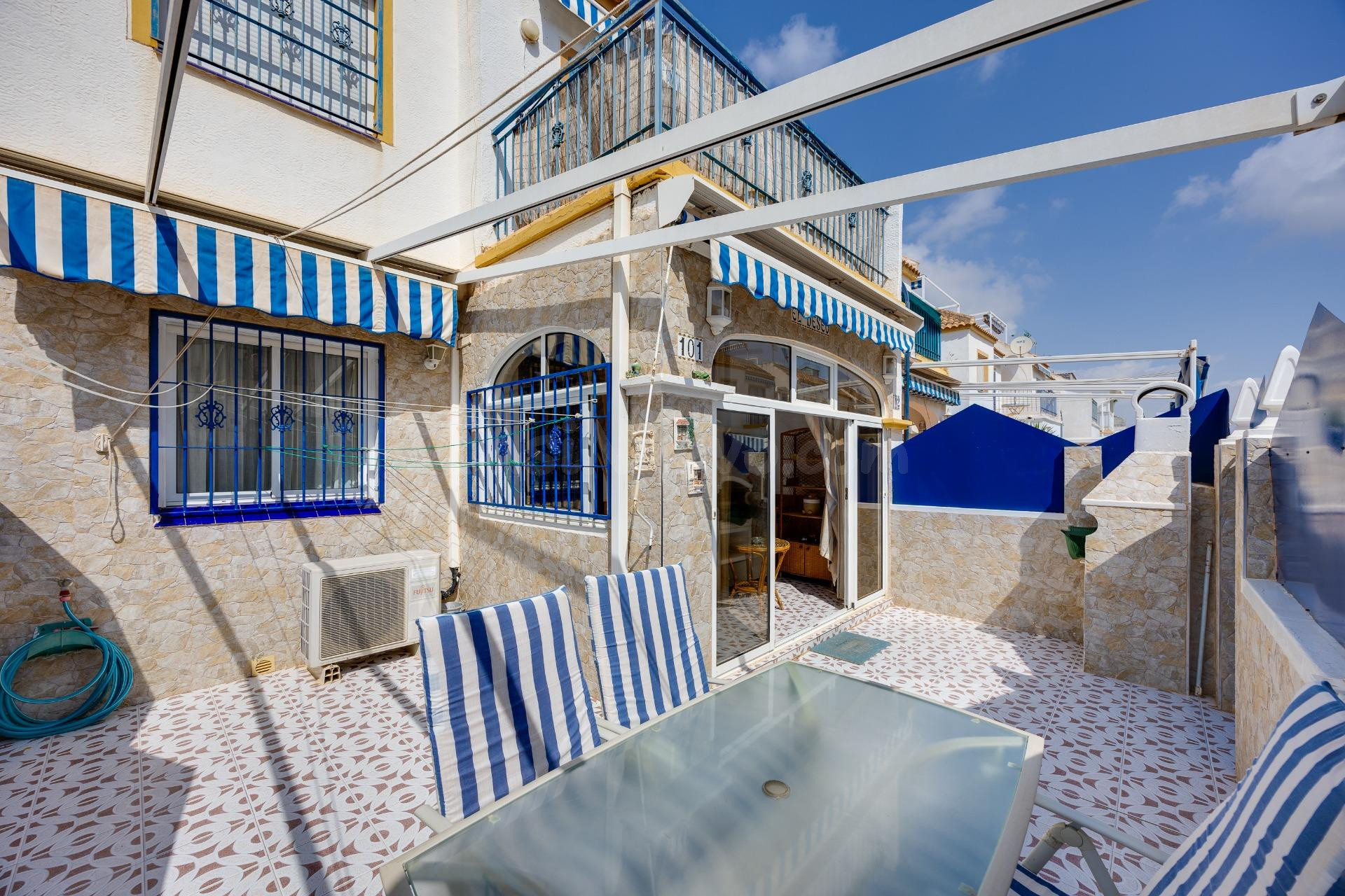 BUNGALOW PLANTA BAJA CON JARDÍN Y PISCINA JUNTO C.COMERCIAL