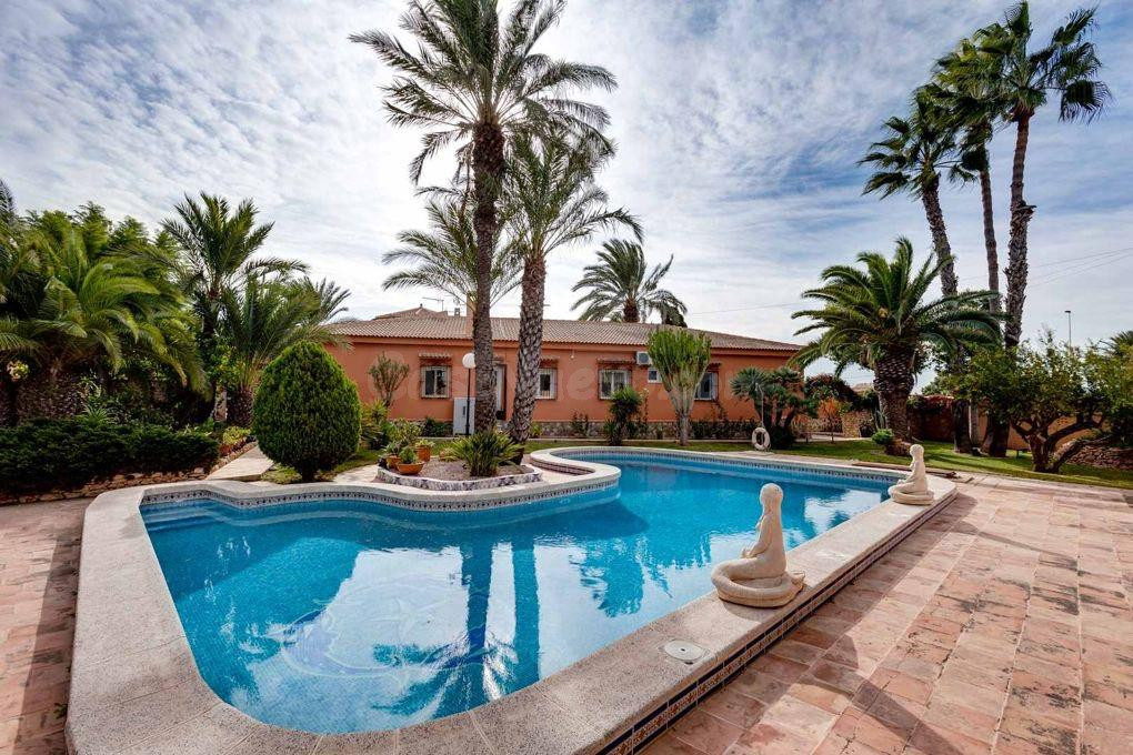 Villa independiente con 2.000 m2 de parcela y apartamento de invitados en El Chaparral