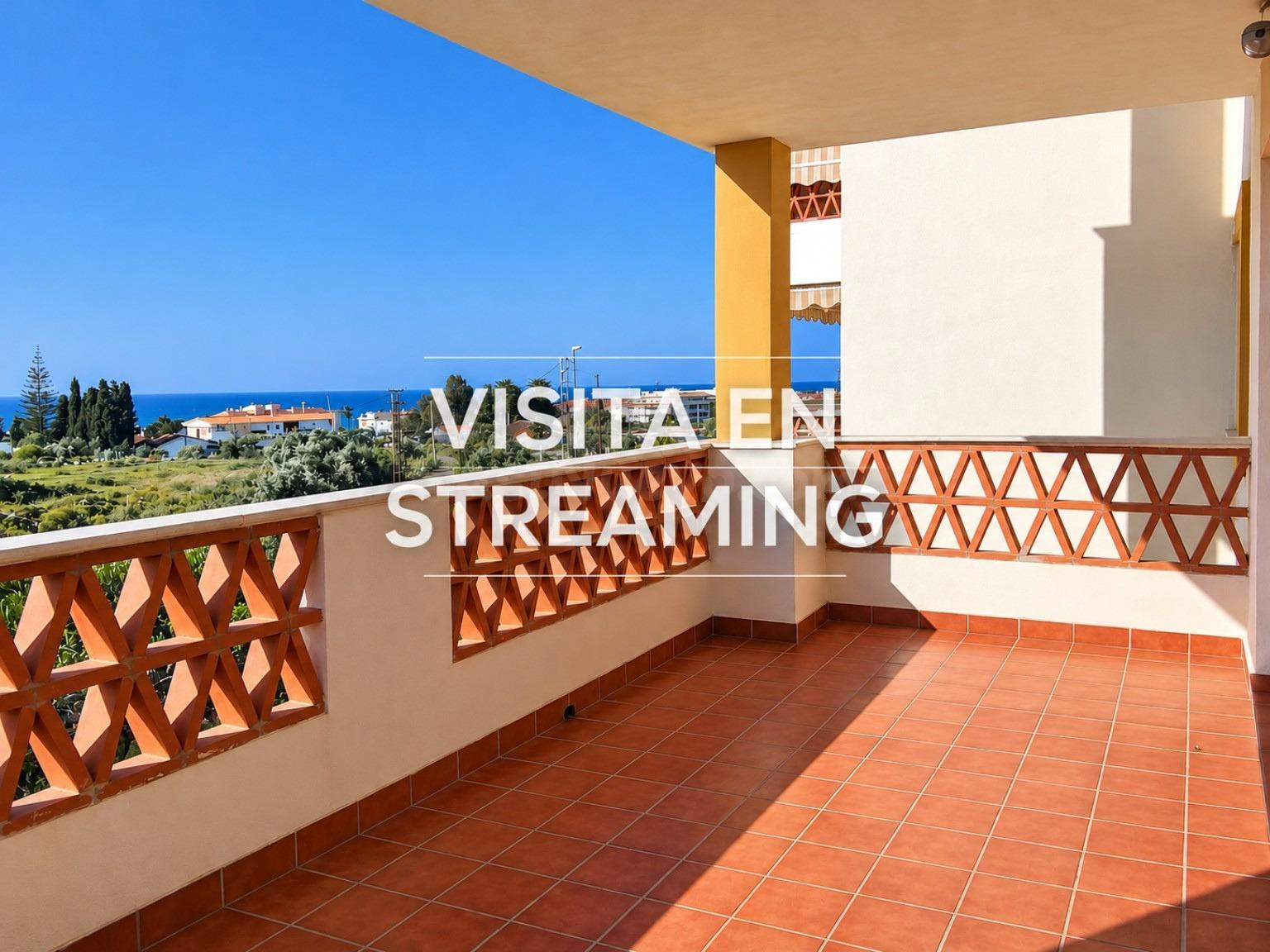 Piso con amplia terraza con vistas al mar en residencial de 16 vecinos