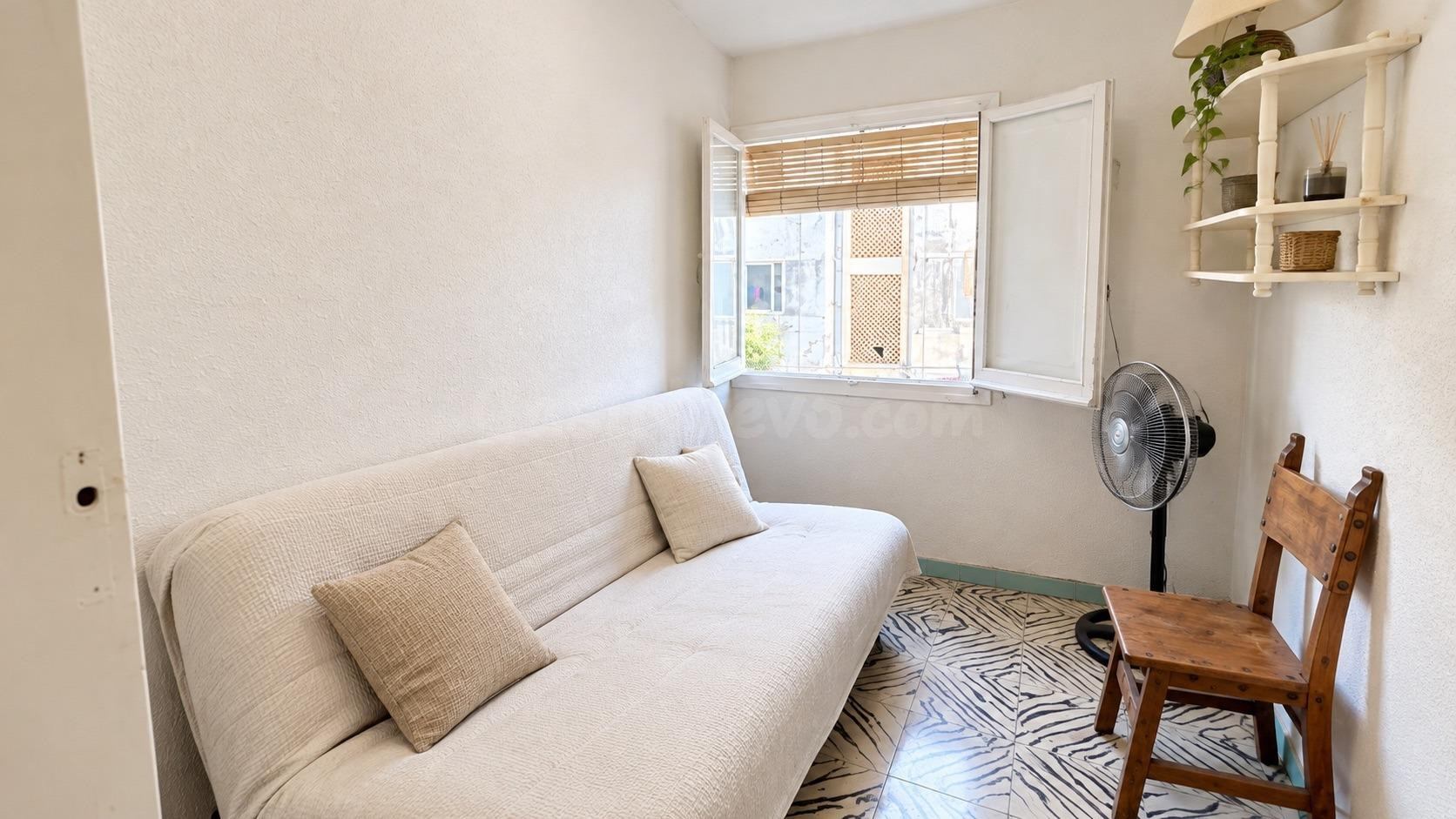 Oportunidad de inversión en Virgen del Remedio – 3 habitaciones, amplio salón y terraza, Alicante - foto 3