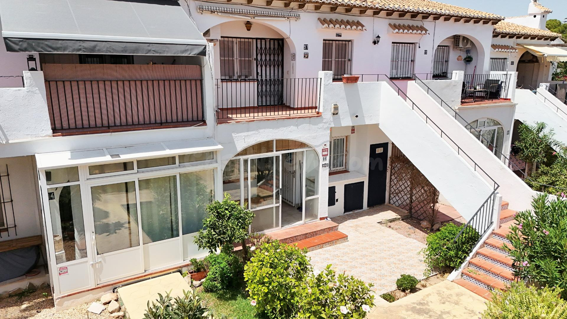 BUNGALOW EN PLANTA BAJA CON LICENCIA TURÍSTICA, PISCINA Y GARAJE – ¡IDEAL PARA INVERSIÓN! - foto 2