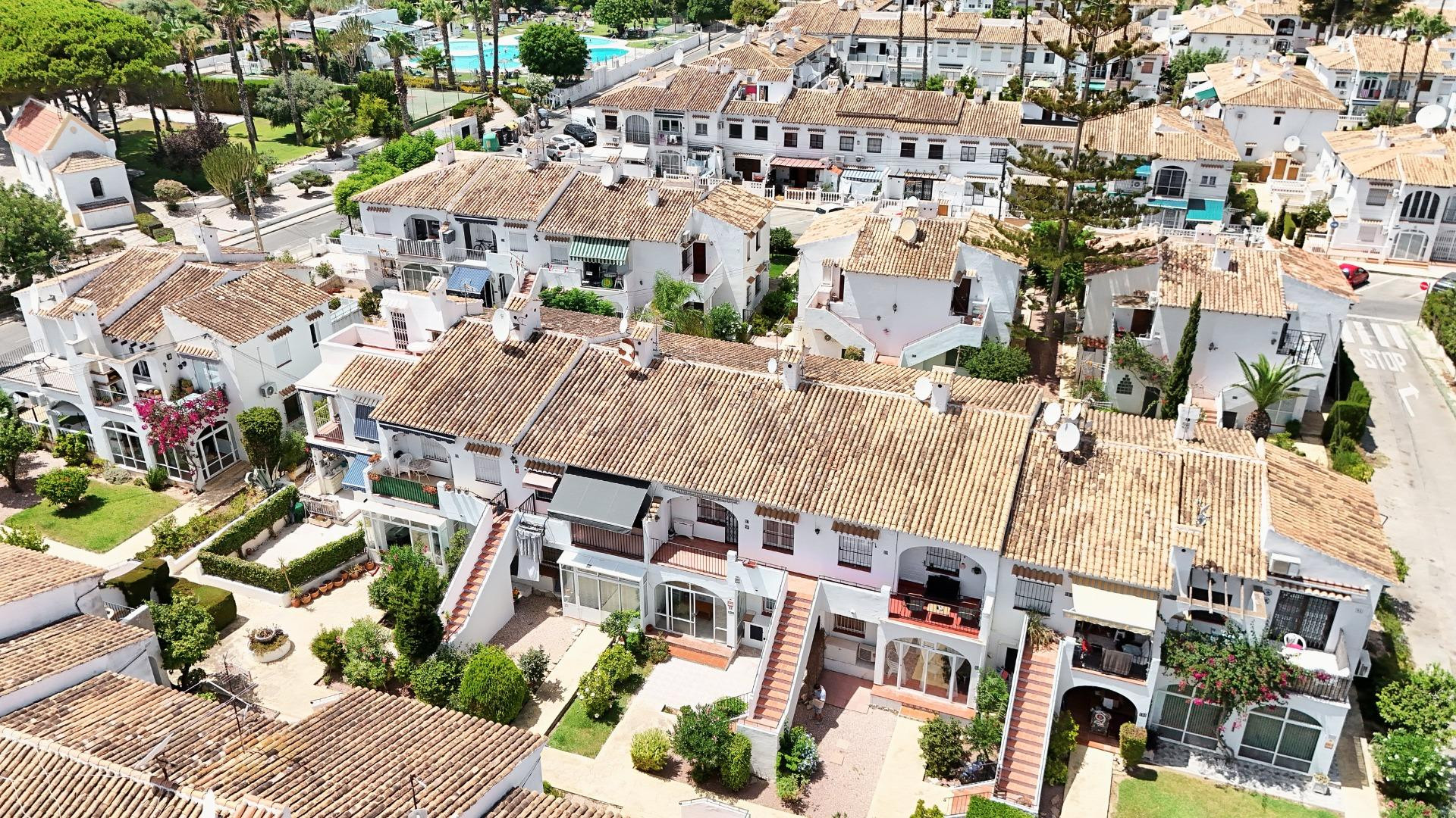BUNGALOW EN PLANTA BAJA CON LICENCIA TURÍSTICA, PISCINA Y GARAJE – ¡IDEAL PARA INVERSIÓN! - foto 4