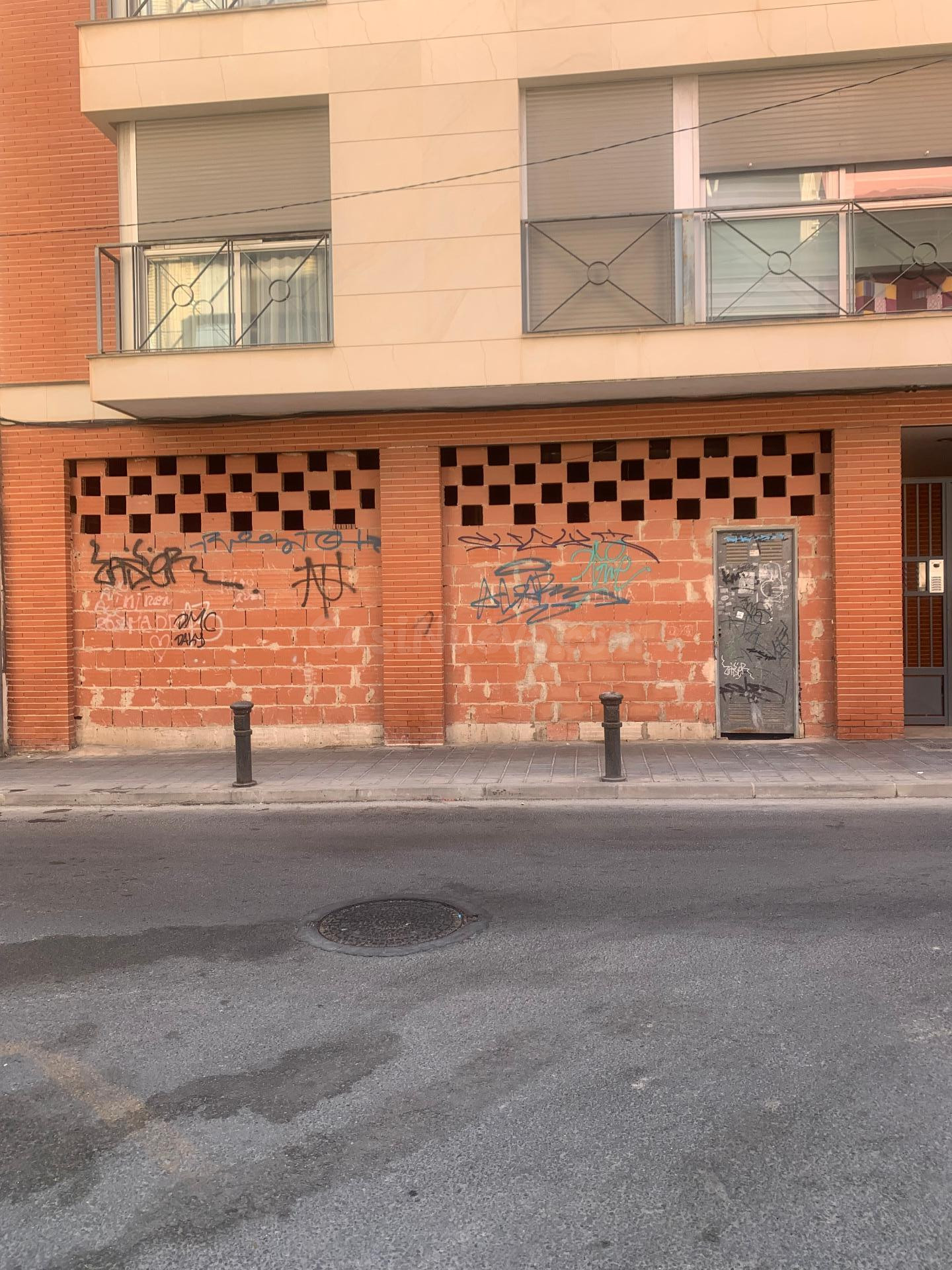 LOCAL COMERCIAL DE 330 M2 EN PLENO CENTRO DE SANT JOAN D’ ALACANT- FRENTE MERCADO MUNICIPAL- CON SALIDA DE HUMOS Y 2 PLAZAS DE GARAJE.