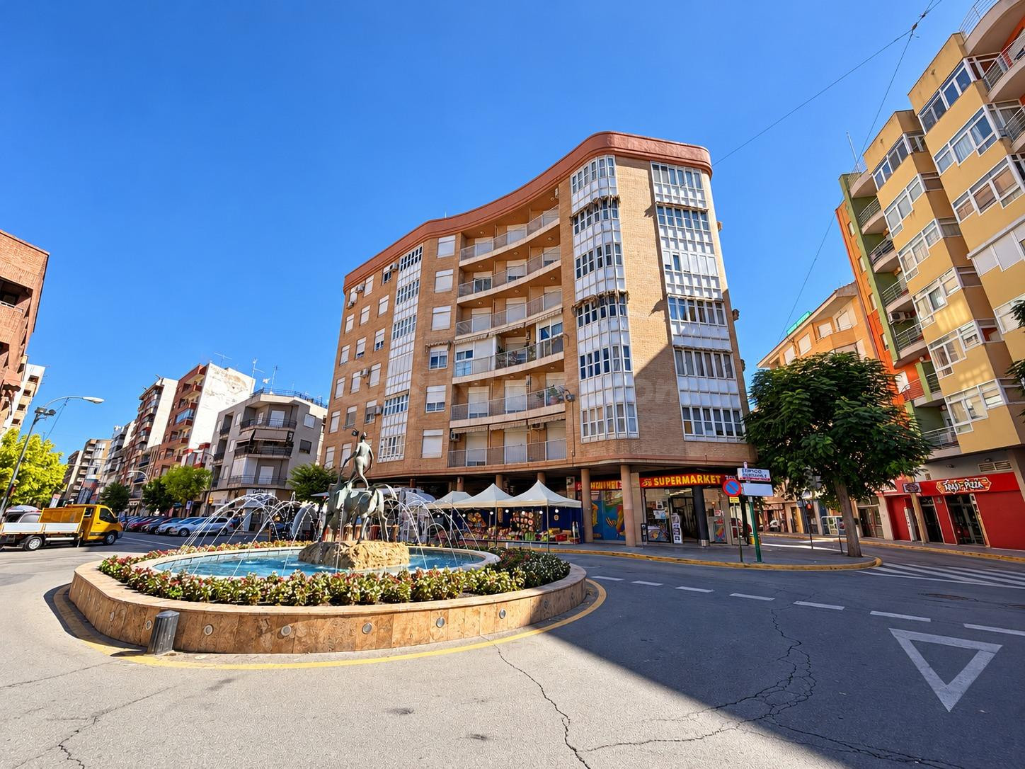 LUMINOSA VIVIENDA EN UNO DE LOS EDIFICIOS MÁS EMBLEMÁTICOS DE LA GRAN VÍA DE CARAVACA DE LA CRUZ