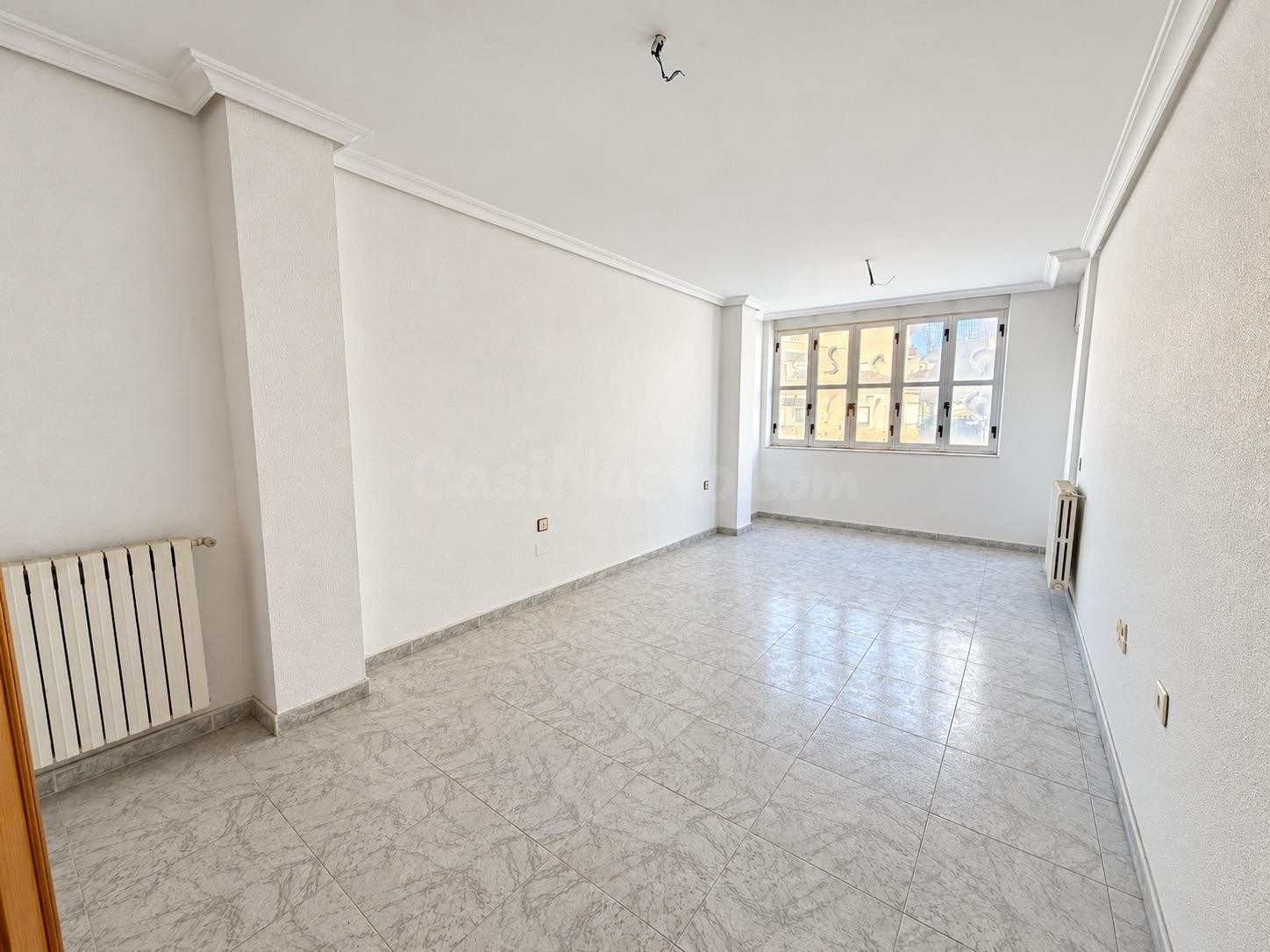 LUMINOSA VIVIENDA EN UNO DE LOS EDIFICIOS MÁS EMBLEMÁTICOS DE LA GRAN VÍA DE CARAVACA DE LA CRUZ - foto 3
