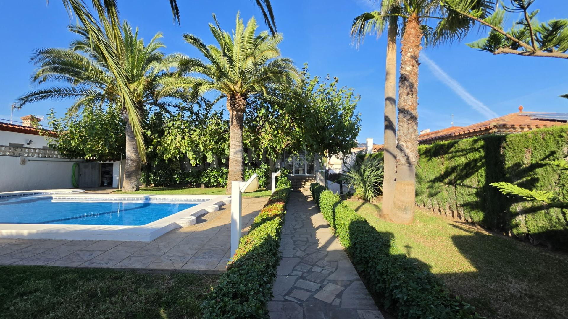 Chalet con piscina y licencia turística cerca del mar