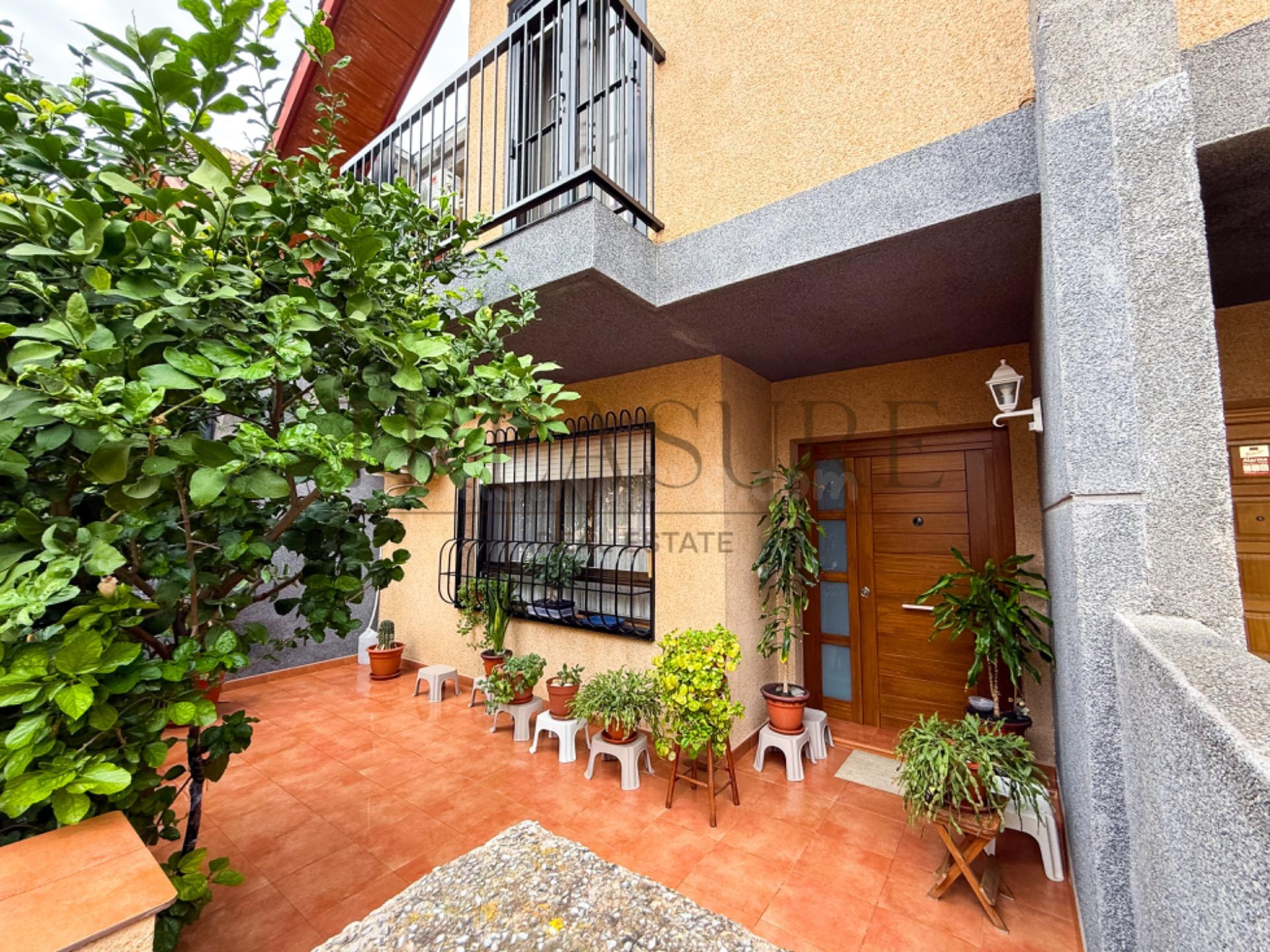 Chalet pareado reformado con garaje y cuatro dormitorios en Cabezo de Torres - foto 3