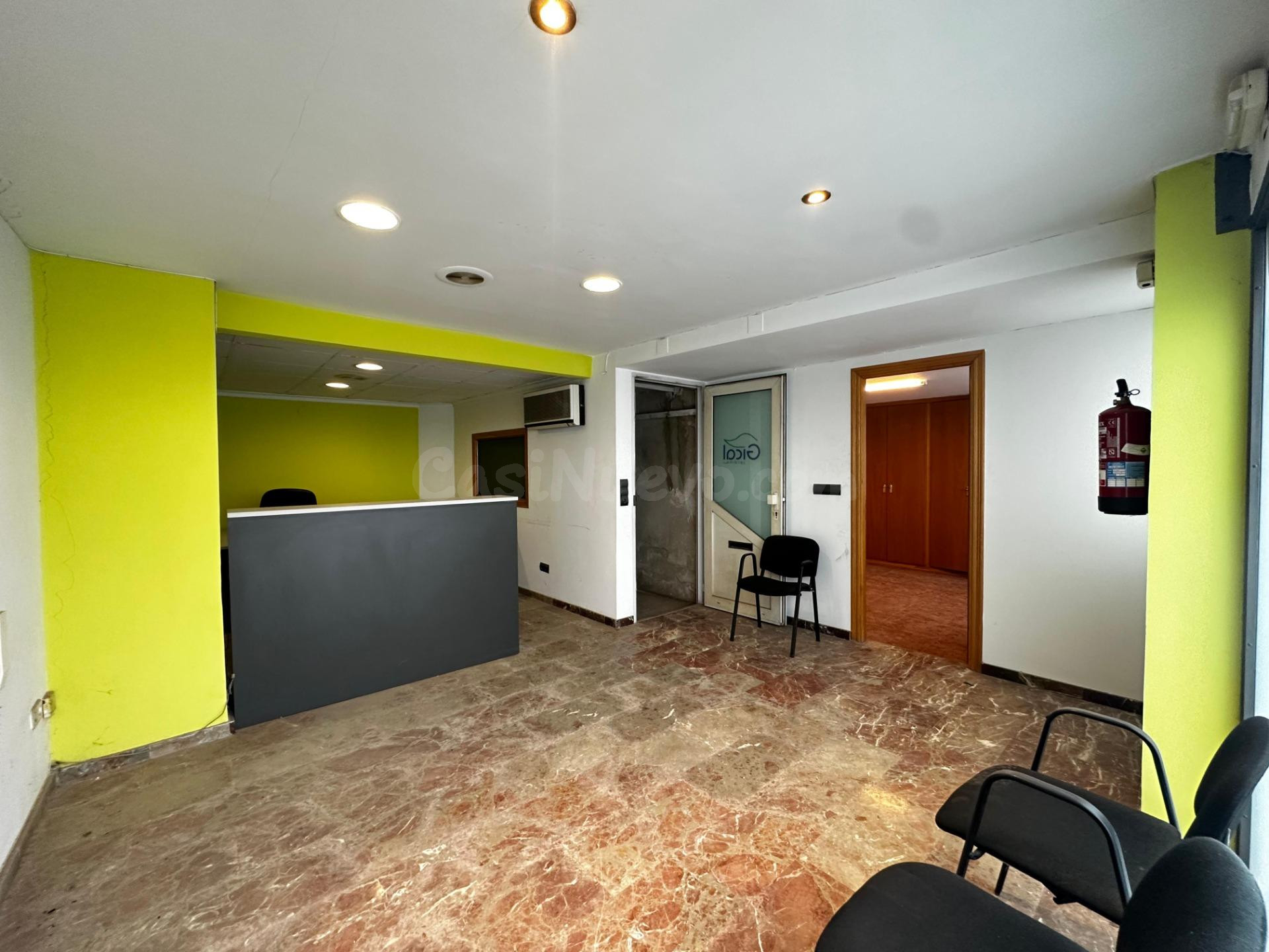 LOCAL COMERCIAL CON OFICINAS Y ZONA DE TRABAJO